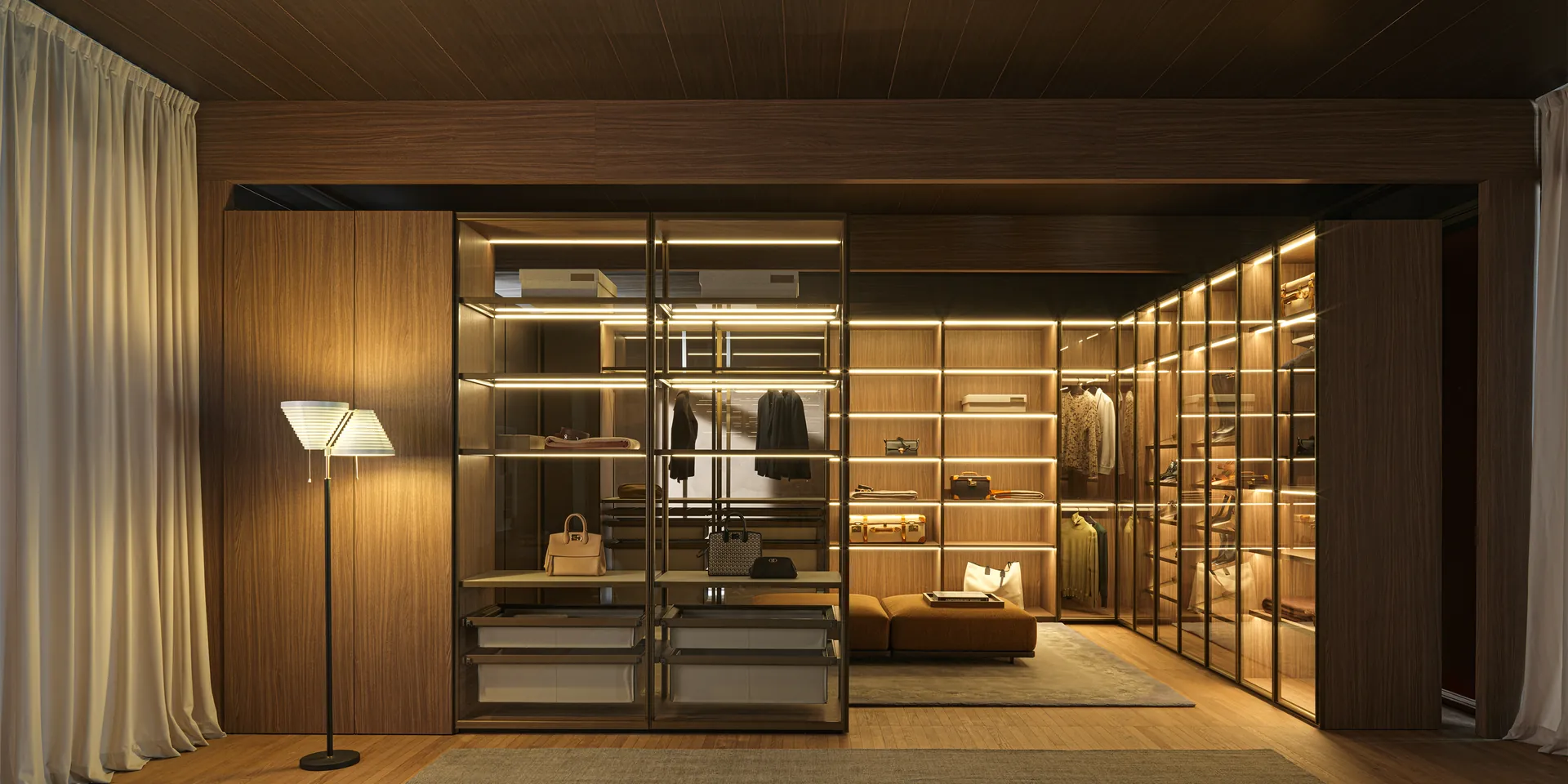 Molteni Gliss Master inloopkast met glazen kast en geïntegreerde verlichting luxe walk in closet Italiaans design
