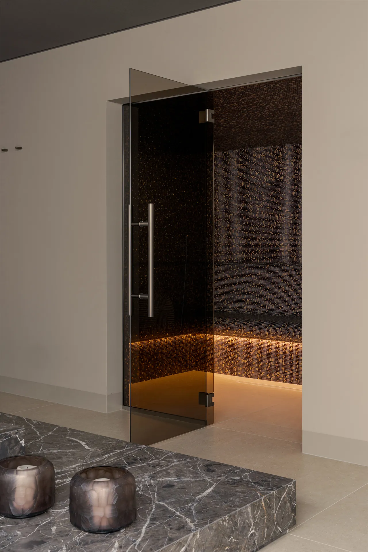 Stoomcabine met mozaïek afwerking private wellness installatie handgezette tegels