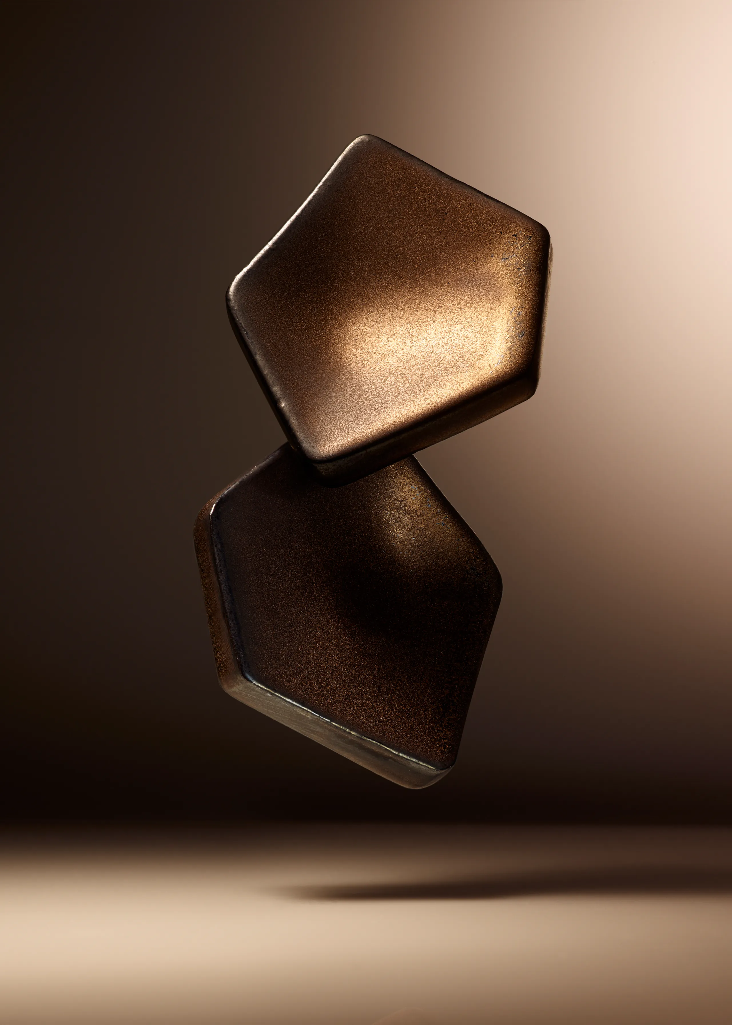 Botteganove Petali mozaïektegels ontwerp Angelo Spagnolo pentagon en bloemblad geometrie ontmoet natuur handgemaakte keramiek Italië