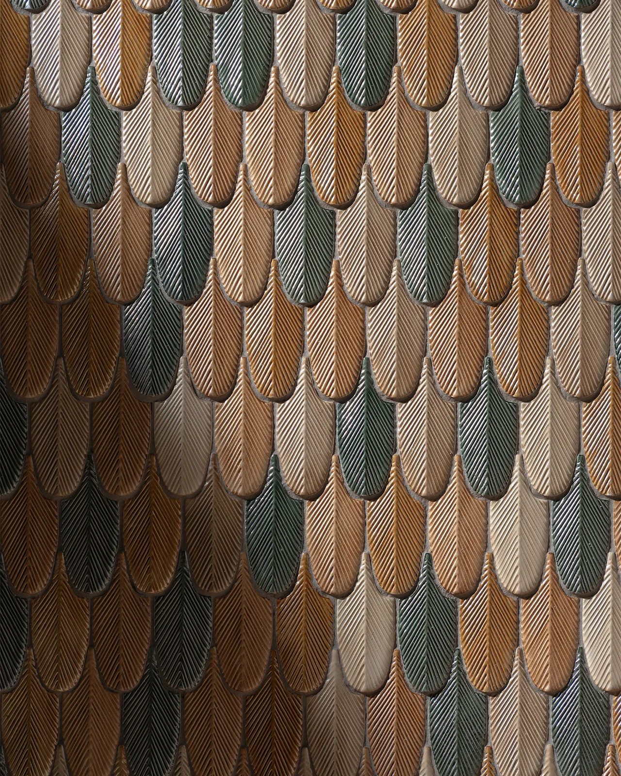 Botteganove Plumage mozaïektegels in Amber Grove op Heritage Clay met shimmering glow afwerking ontwerp Cristina Celestino organische texturen