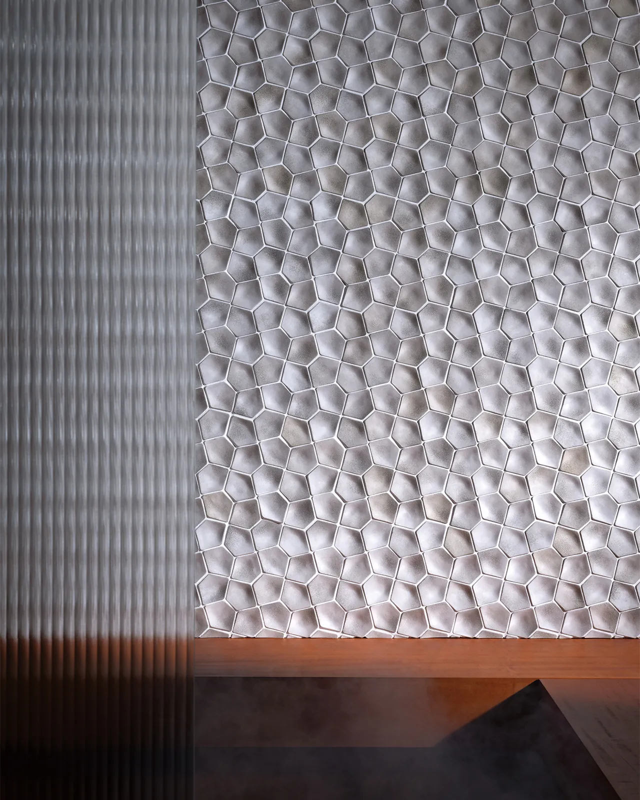 Botteganove Petali mozaïek in Dust Gray op Obsidian en Clay met brushed glow afwerking ontwerp Angelo Spagnolo driedimensionale keramische tegels