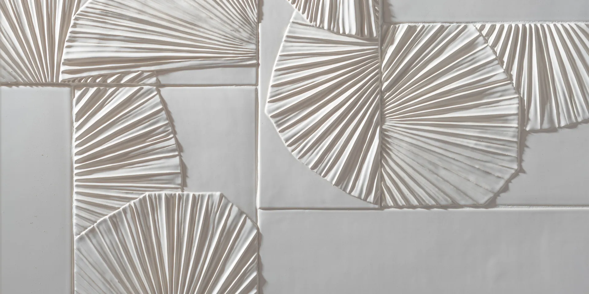 Botteganove Flora mozaïektegels in White Talk op Heritage Clay met velvet satijnafwerking ontwerp Chiara Andreatti handgemaakte Italiaanse keramiek