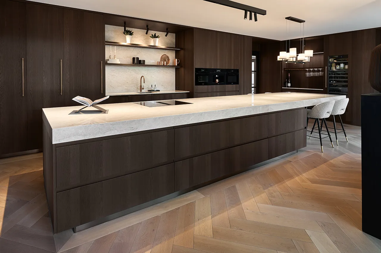 Arclinea Convivium kookeiland met aantafel in Fume Oak en kwartsiet Taj Mahal