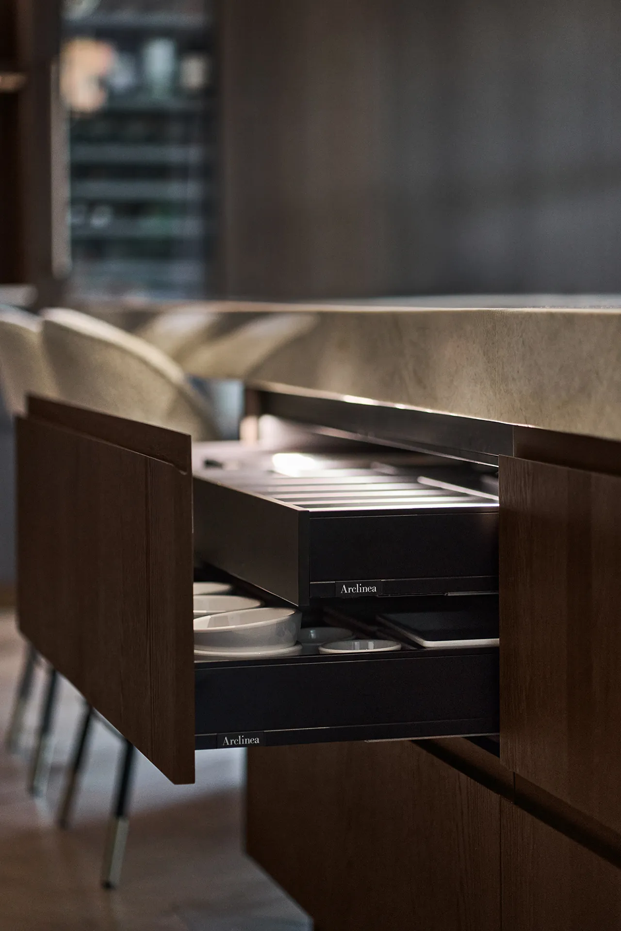 Arclinea ladeindeling in Fume Oak met bronzen plintterugsprong handgemaakte organisatie