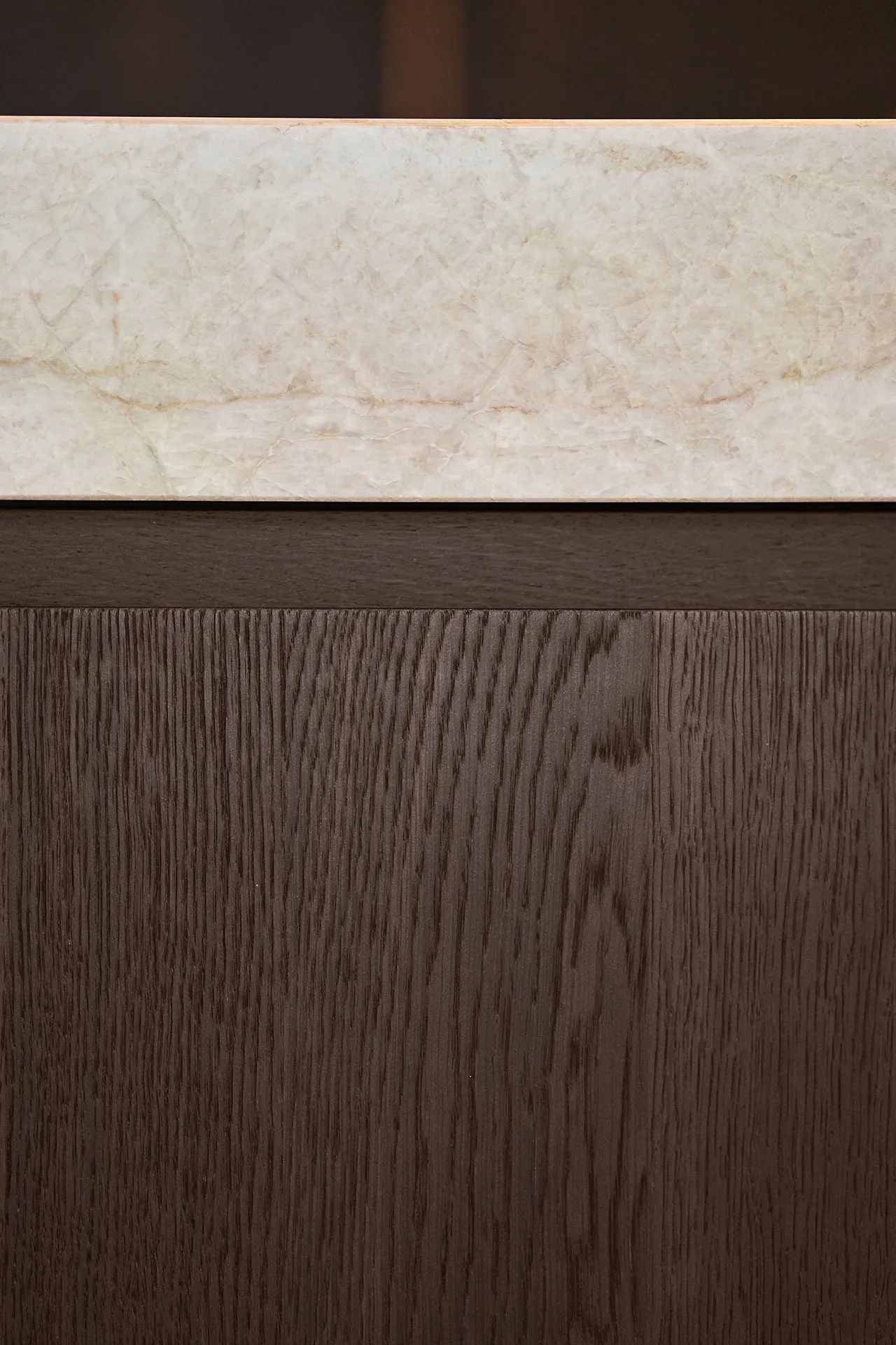 Kwartsiet Taj Mahal werkblad detail met natuurlijke nerven op Arclinea Fume Oak onderkast