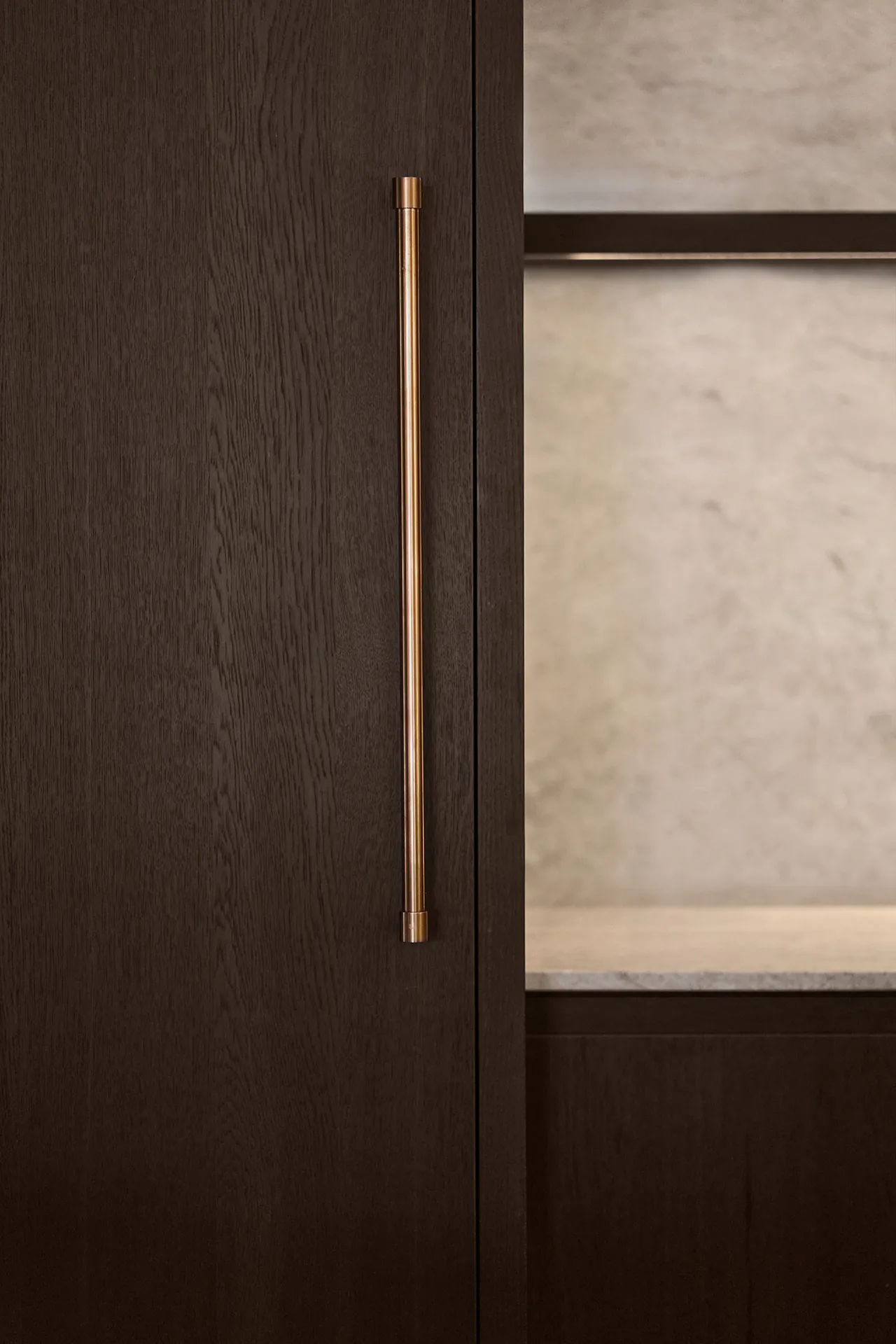 Arclinea Convivium werkblad in kwartsiet Taj Mahal met Fume Oak kasten en bronzen handgreep