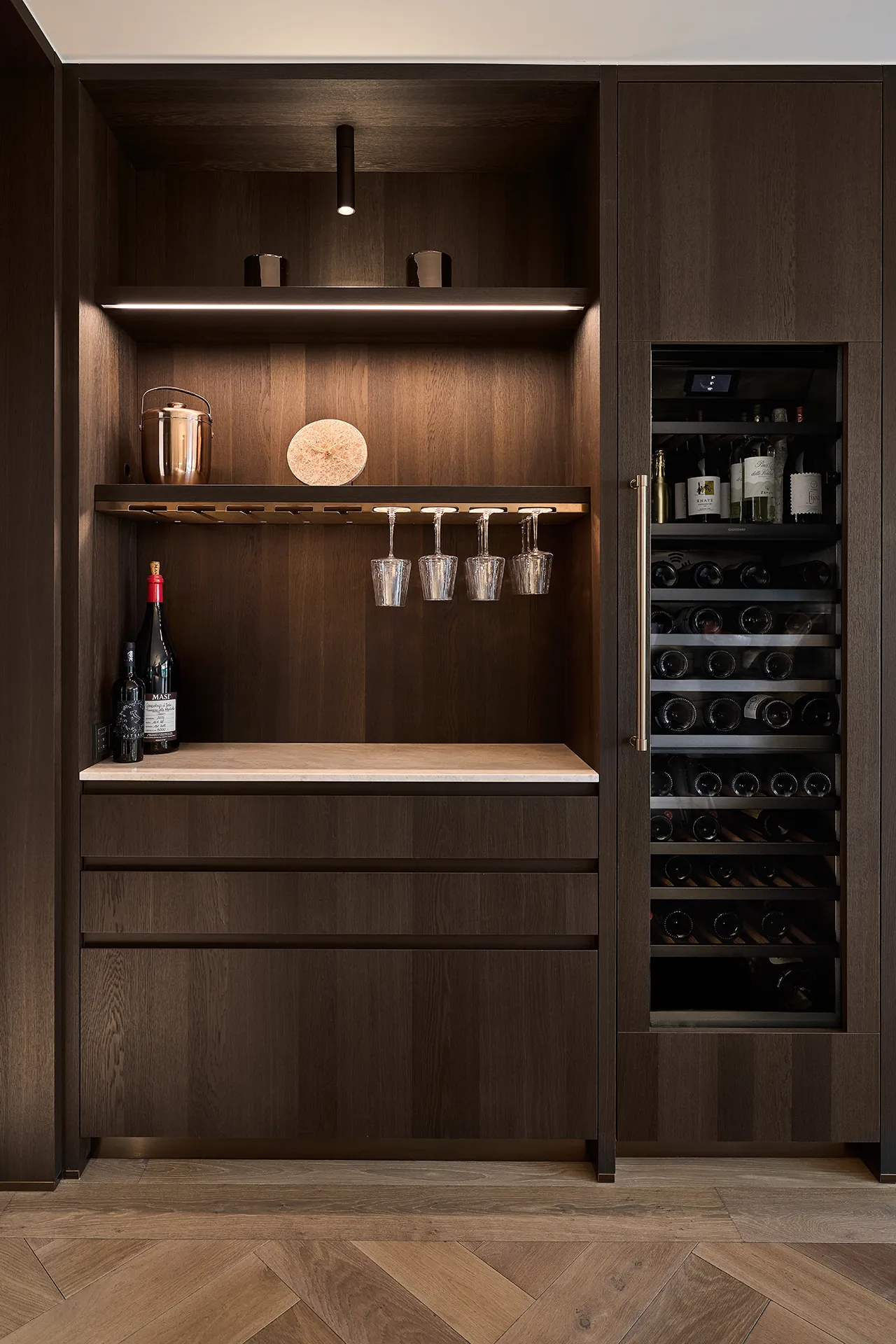 Gaggenau 400 serie wijnklimaatkast in nis met bronzen glazenrek Fume Oak en kwartsiet Taj Mahal