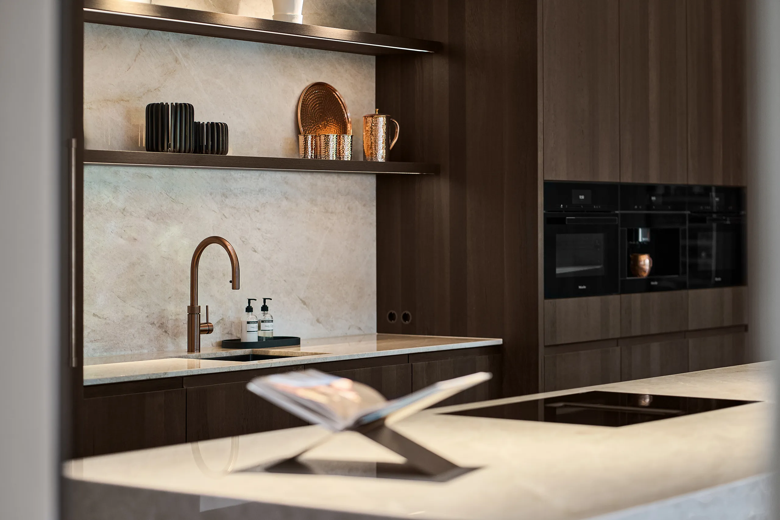 Miele KMDA7676 inductiekookplaat met bladafzuiging in Arclinea Convivium keuken kwartsiet Taj Mahal