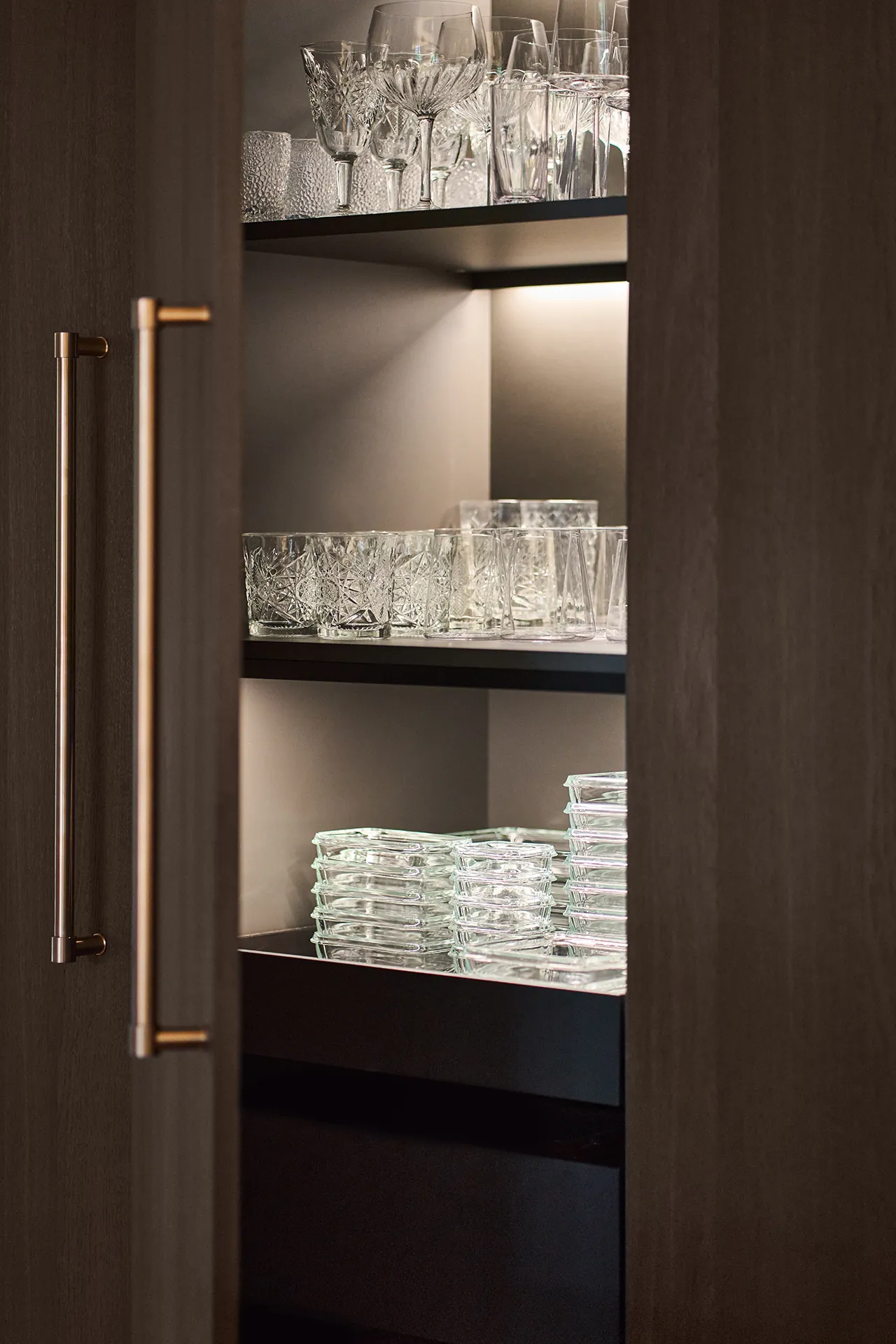 Arclinea kast in Fume Oak met bronzen handgreep en glasservies kastindeling