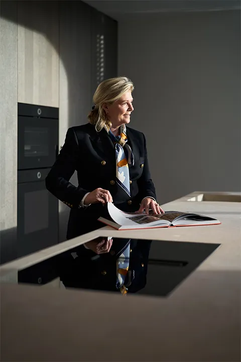 Officemanager Van Boven in showroom