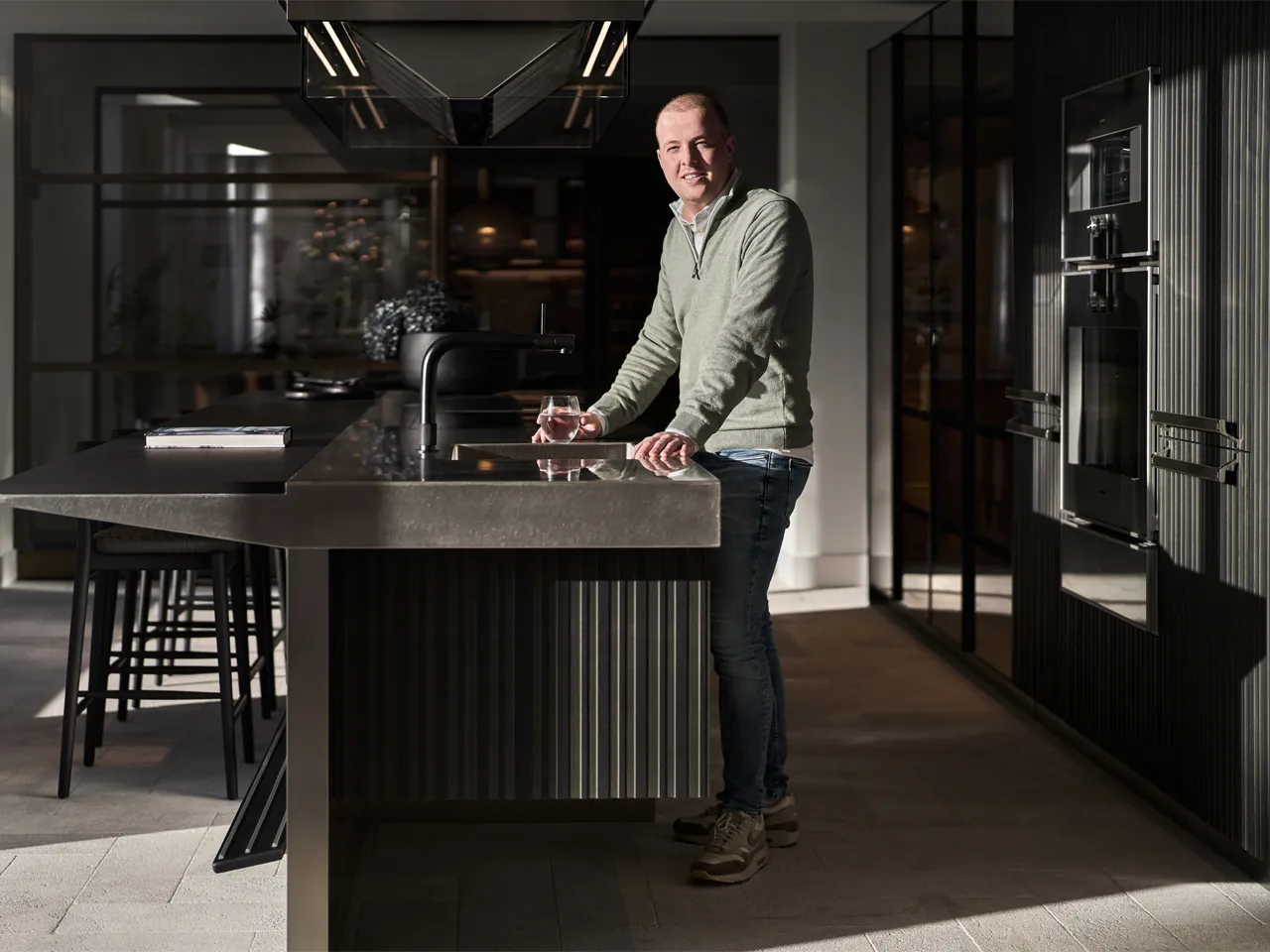 Projectleider Van Boven in showroom