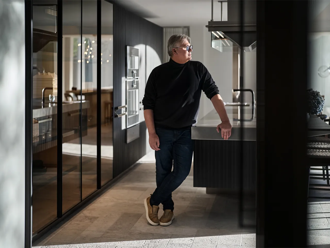 Interieurontwerper Van Boven in showroom