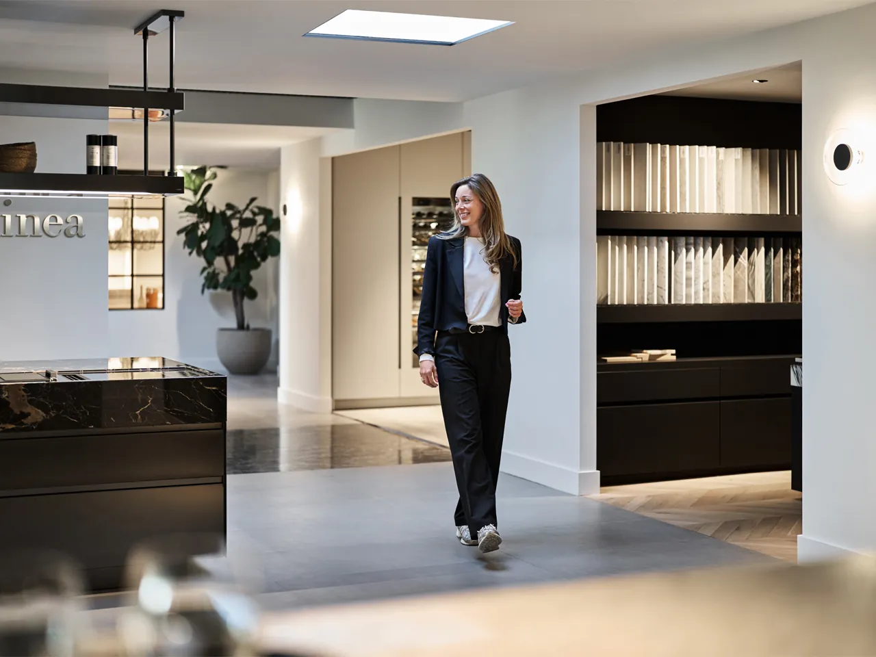 Interieurontwerper Van Boven in showroom