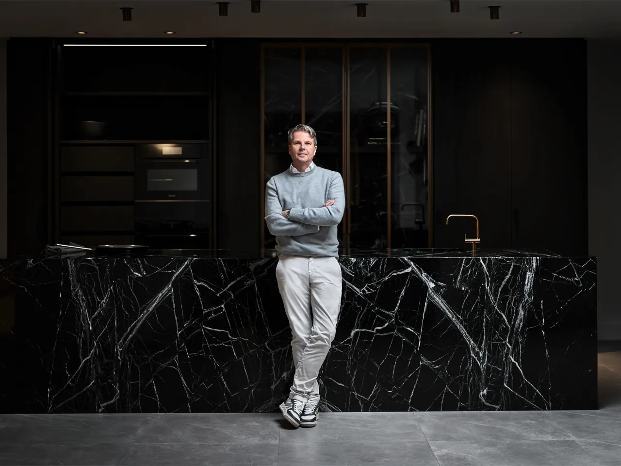 Eigenaar Van Boven in showroom