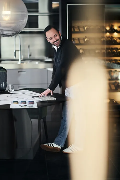 Interieurarchitect Van Boven bij schetswerk in showroom