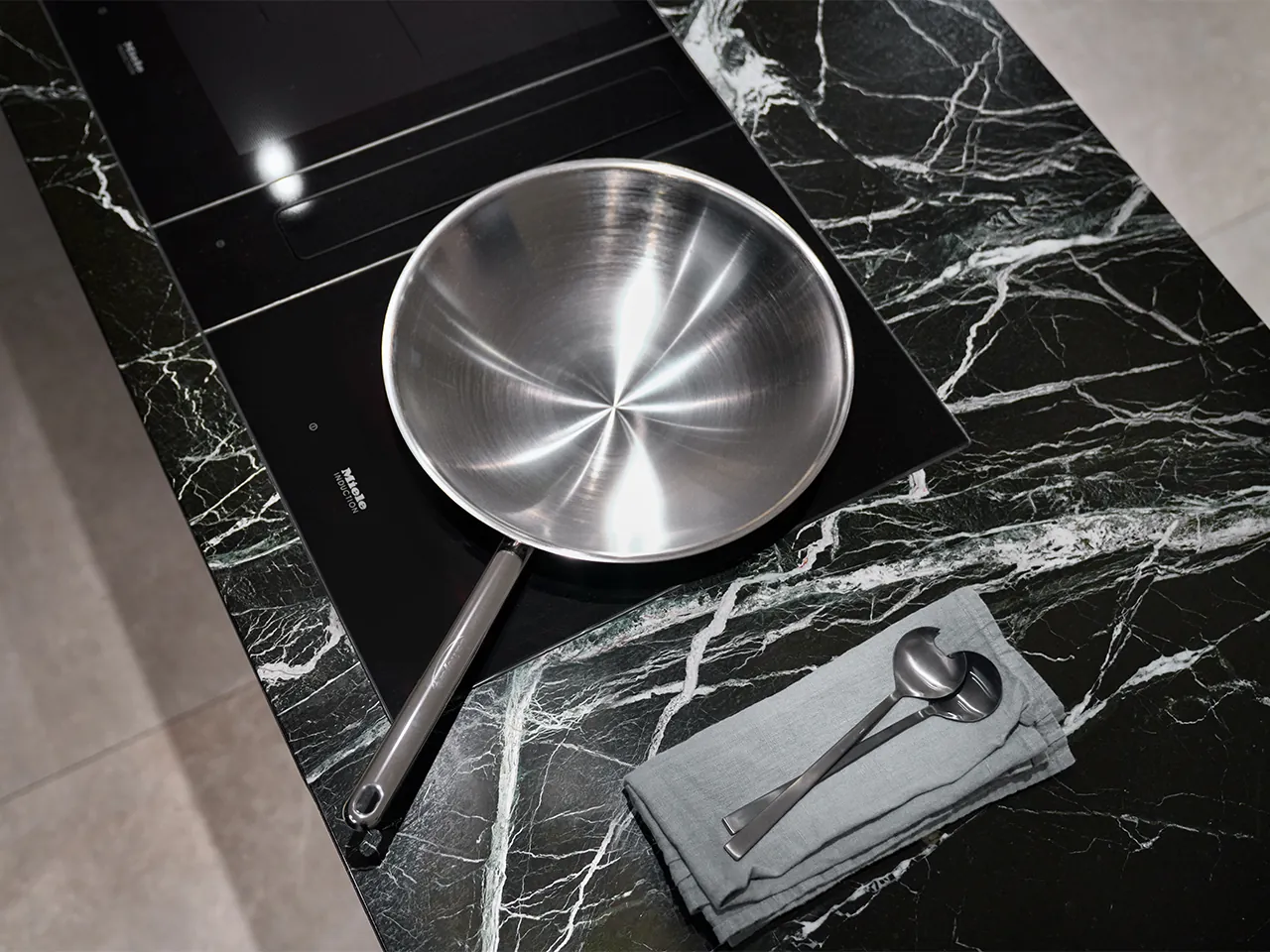 Eggersmann Vancouver keuken met Verdi Alpi marmeren werkblad en Miele CS 7611 FL inductie wokplaat greeploos design