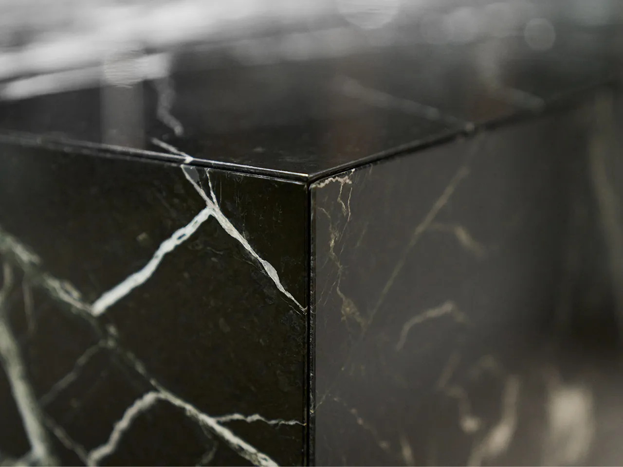 Eggersmann Vancouver keuken met Verdi Alpi marmeren werkblad groen met witte nerven greeploos design Duits maatwerk