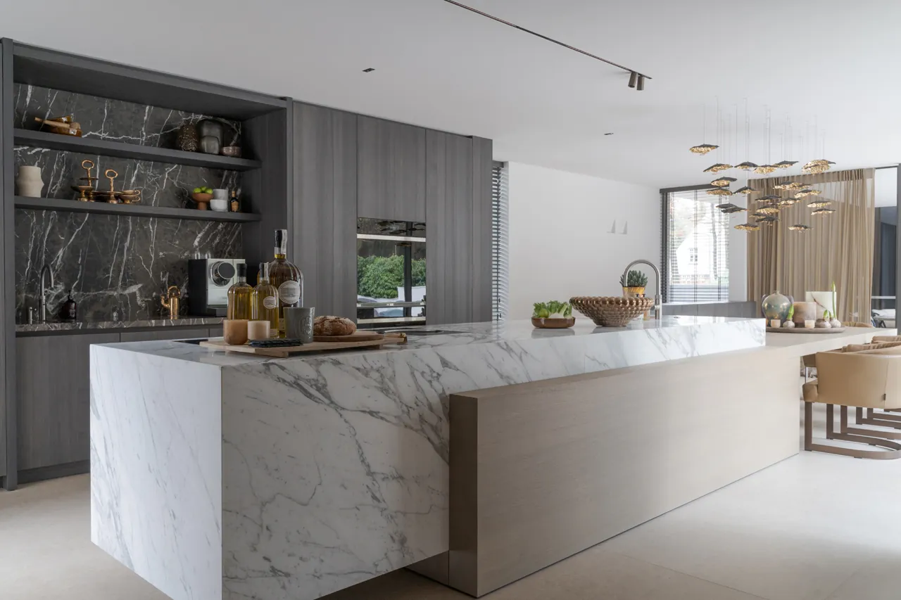 Eggersmann keuken met zwevend eiland Calacatta Vagli marmer en eikenhouten tafel greeploos design Duits maatwerk