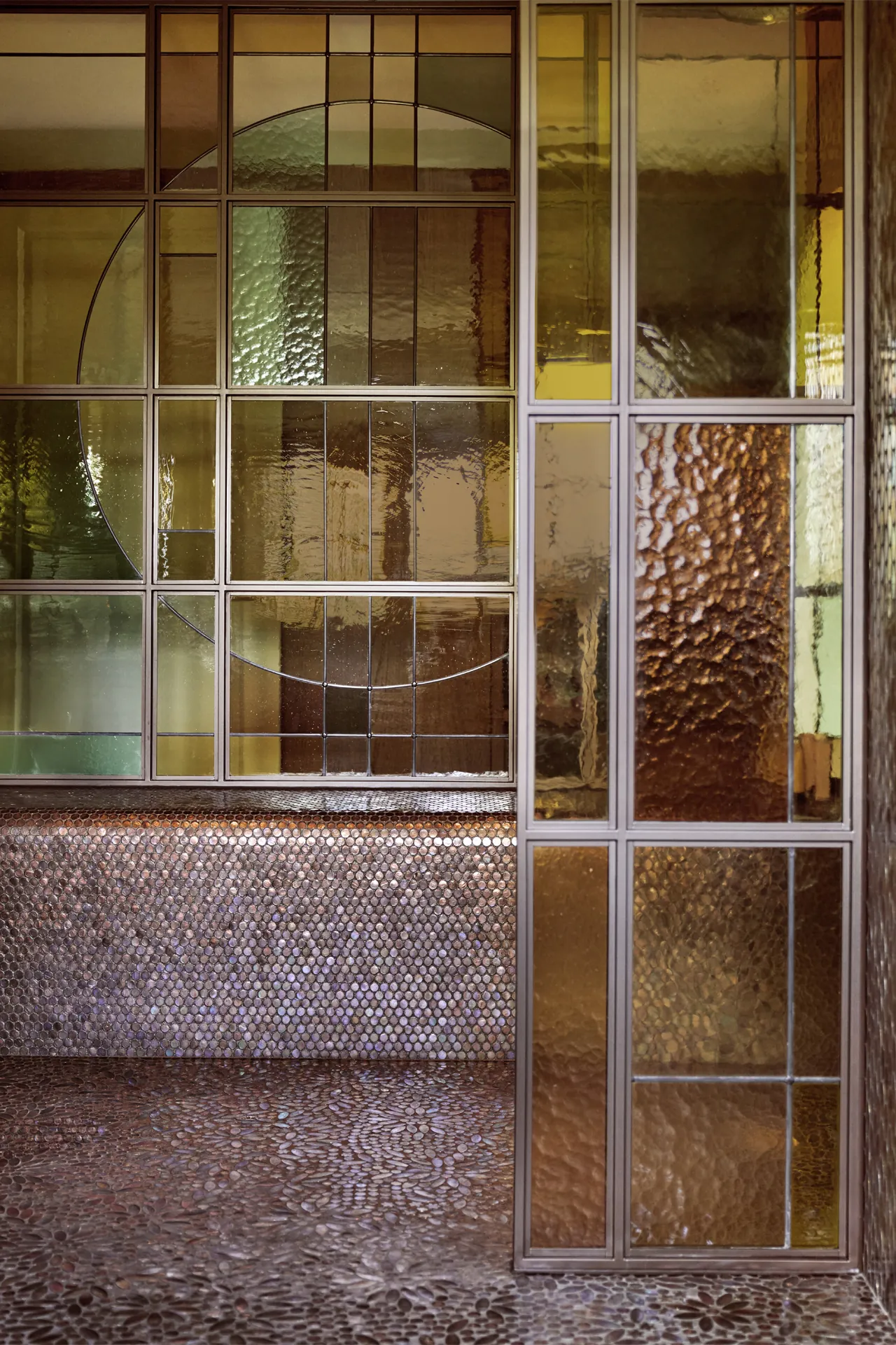 Sicis Neoglass mozaïek in goud paars en groen met glazen douchewand stalen vakindeling