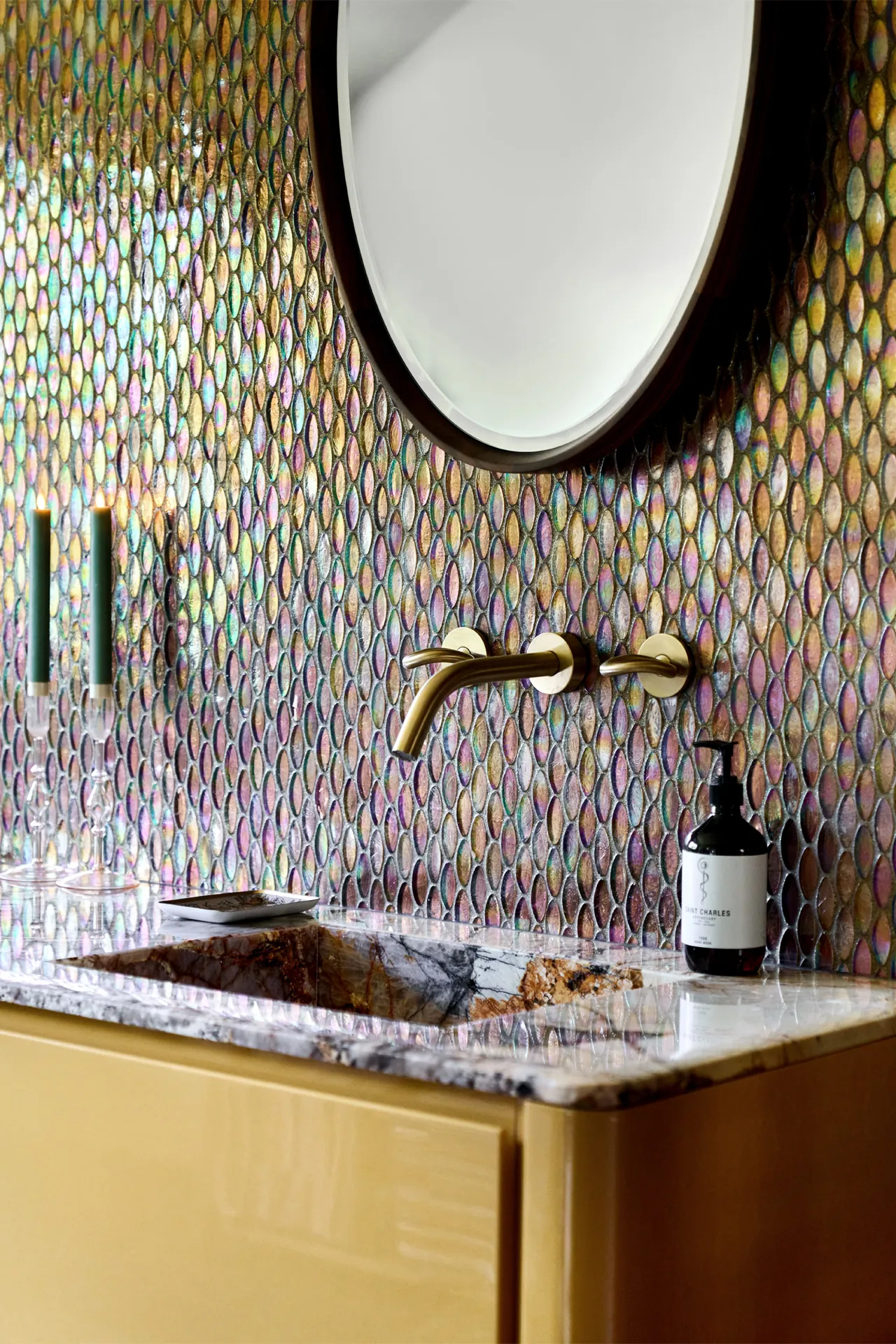 Sicis mozaïek badkamer met antoniolupi ovale spiegel en wastafelmeubel expressief marmer