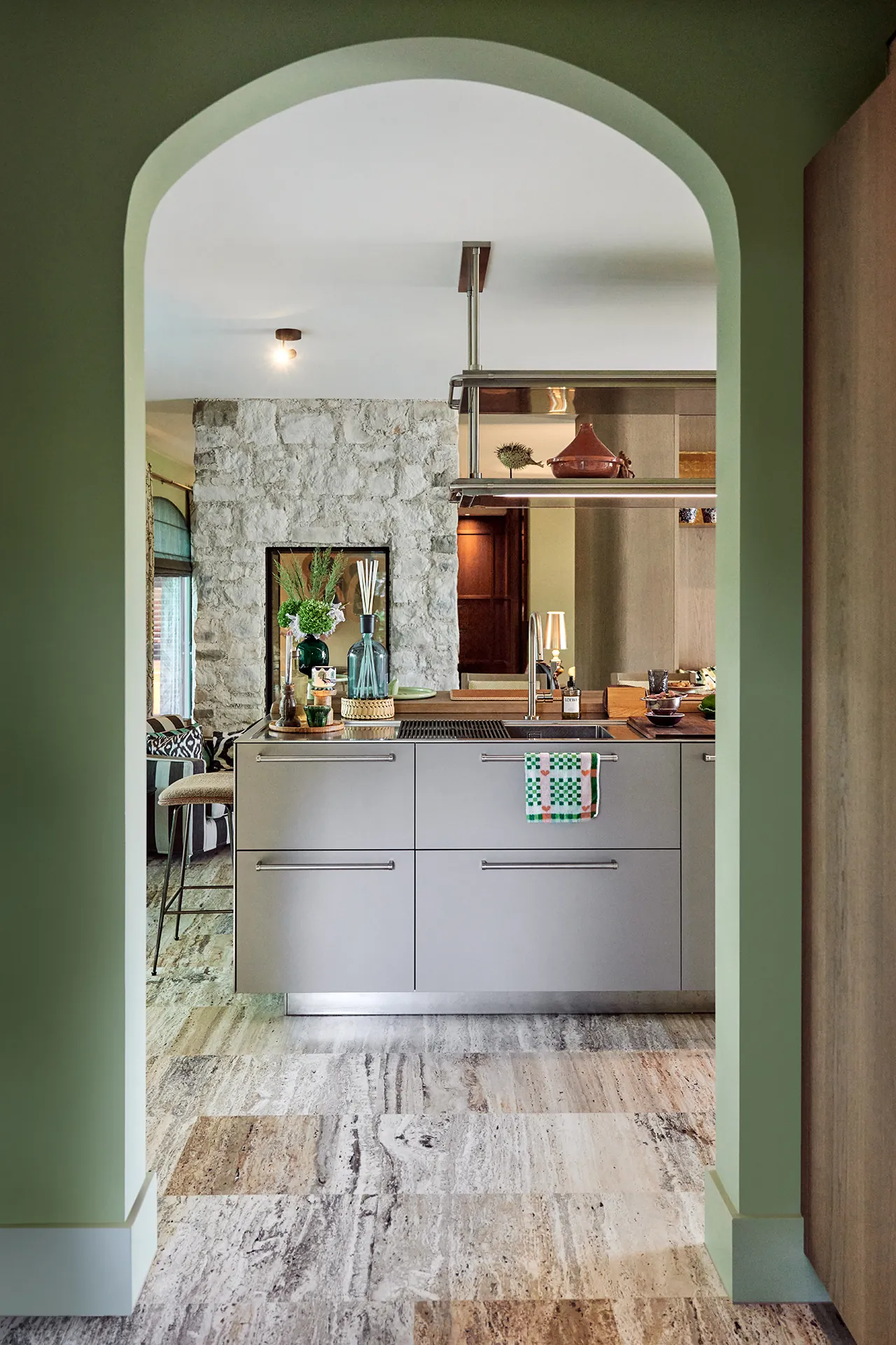 Arclinea Artusi keuken volledig in RVS met ronde boog en groene accenten Italiaans vakmanschap