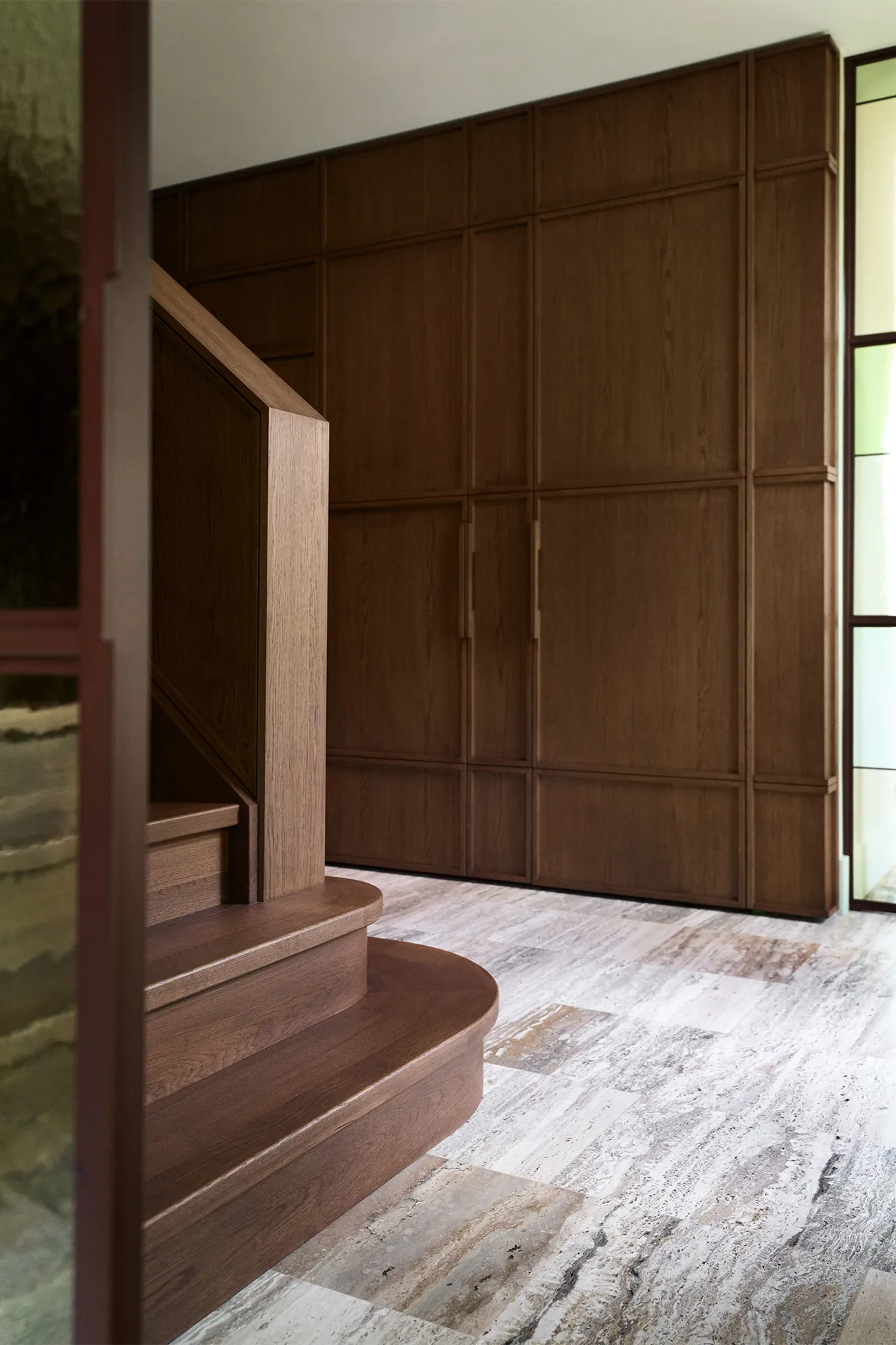 Entree met houten trap in Brabantse villa klassieke balustrade natuurlijke houtstructuur