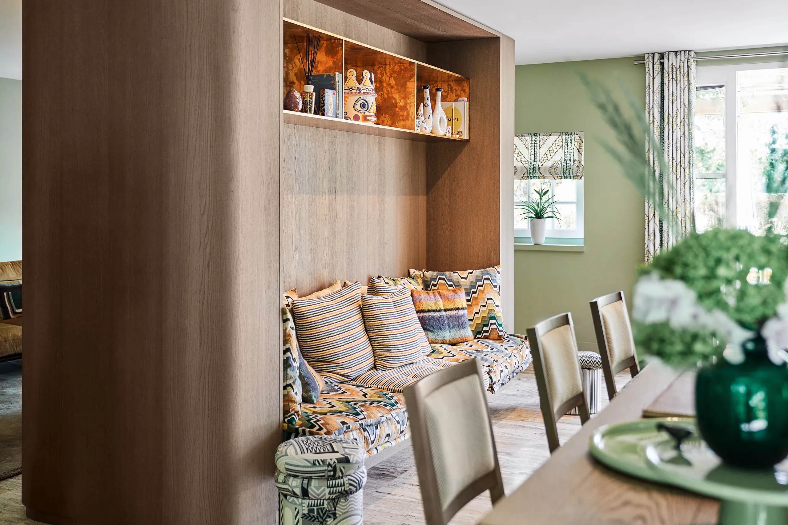 Maatwerk zitbank met houten ombouw in leefkeuken geïntegreerde eethoek