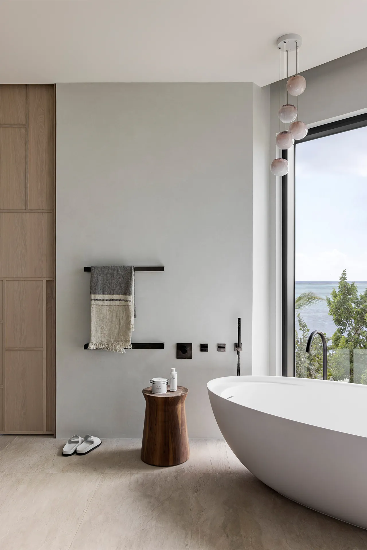 antoniolupi Eclipse vrijstaand bad met Dornbracht MEM kraan minimalistische Italiaanse vormgeving