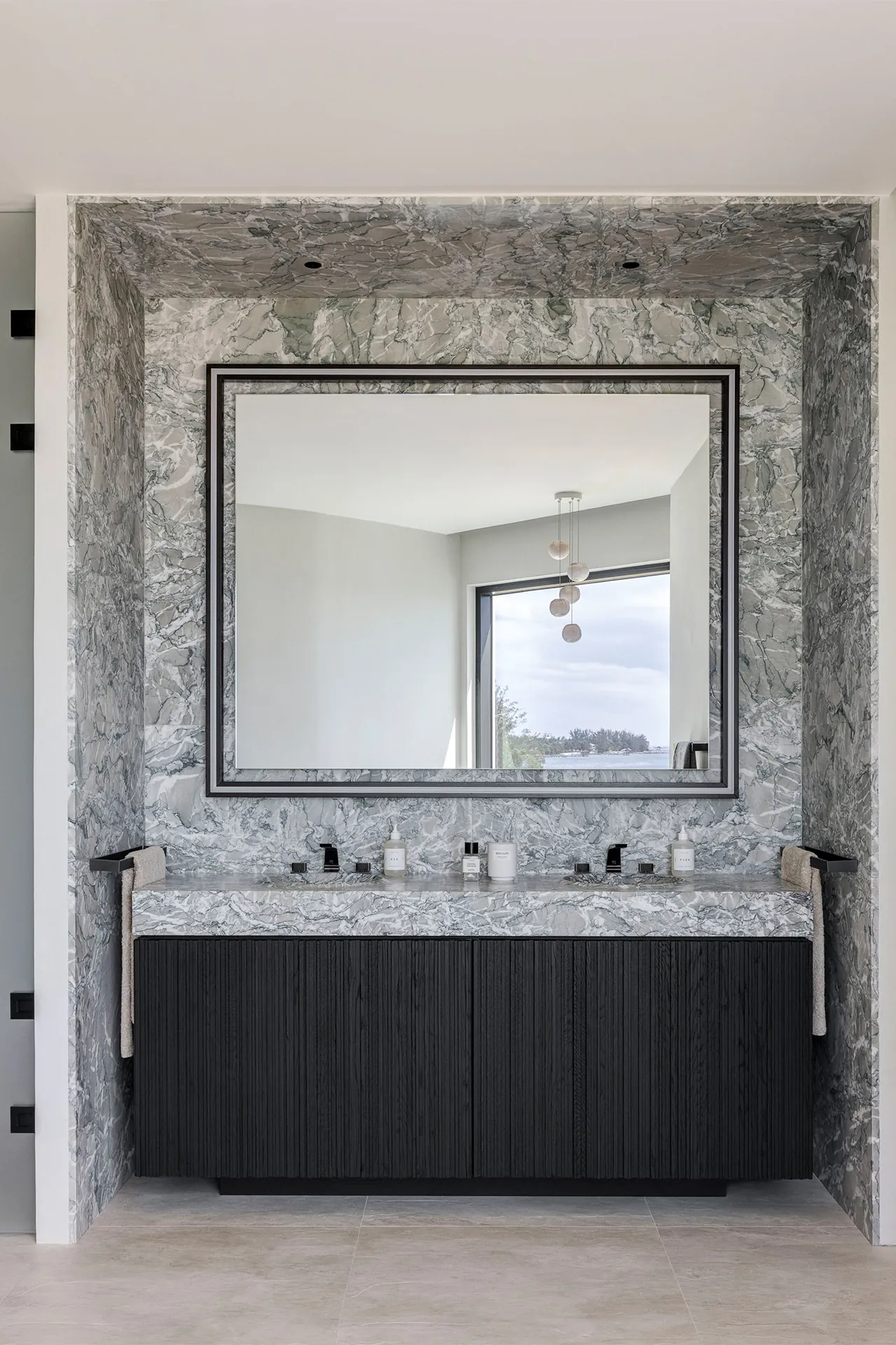 Zwart wastafelmeubel met Dornbracht kranen in dark platinum matte afwerking