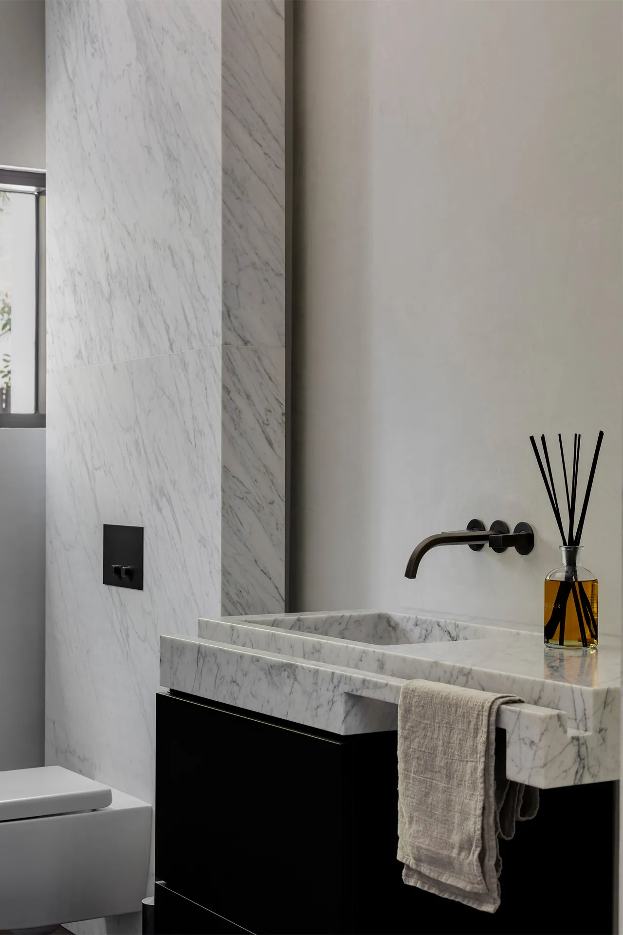 Marmeren wastafel met Fantini Venezia kraan en Carrara Bianco achterwand Italiaans marmer