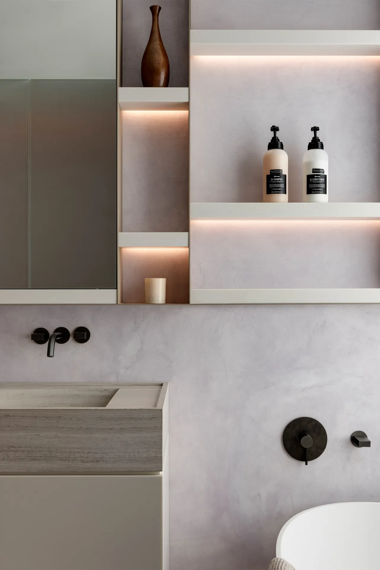 Fantini Venezia wandkraan in geborsteld nikkel met travertijn achterwand natuursteen badkamer