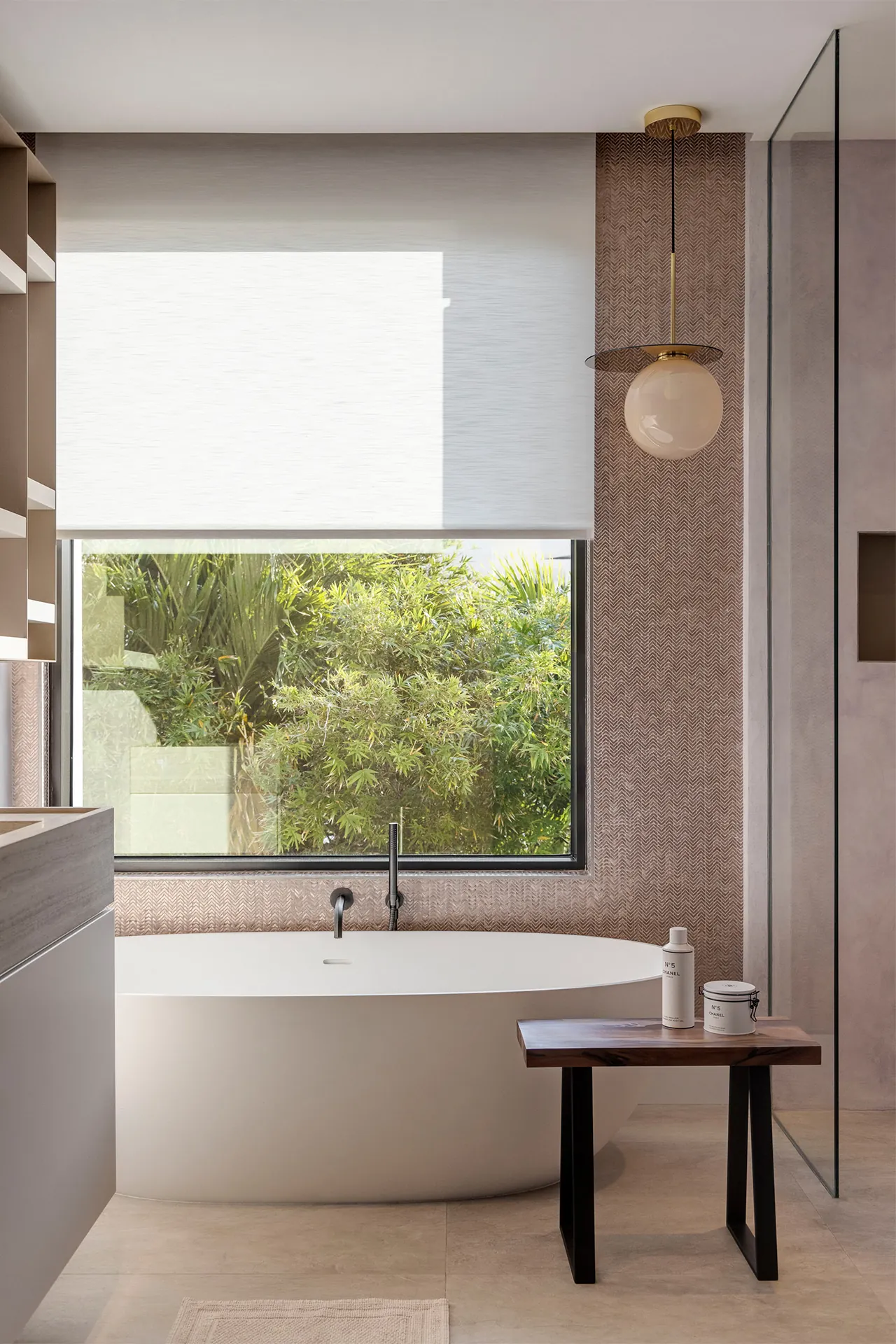 Vrijstaand bad met Fantini badkraan en L'Antic Colonial mozaïek wanden en travertijn topblad