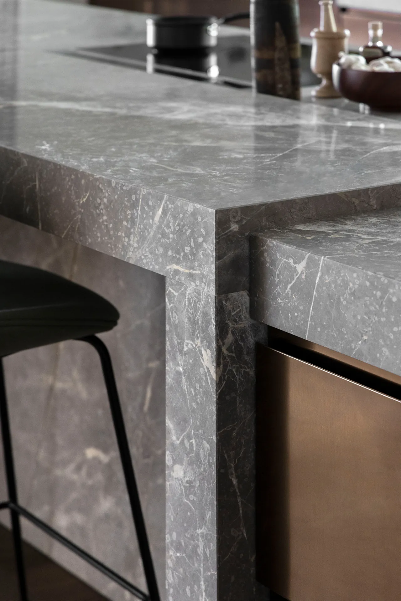 Arclinea Convivium kookeiland met bar in PVD brons afwerking en natuursteen werkblad Italiaans vakmanschap