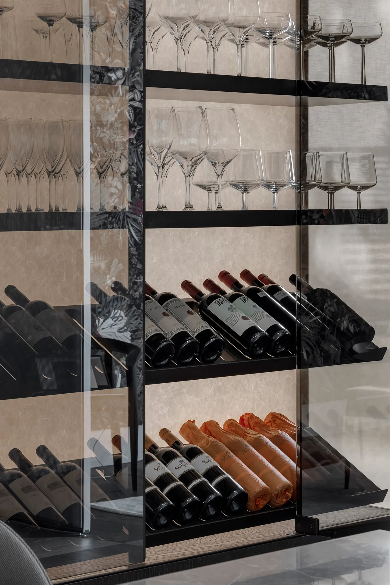 Arclinea wijnklimaatkast detail met PVD brons afwerking temperatuurgecontroleerde wijnopslag