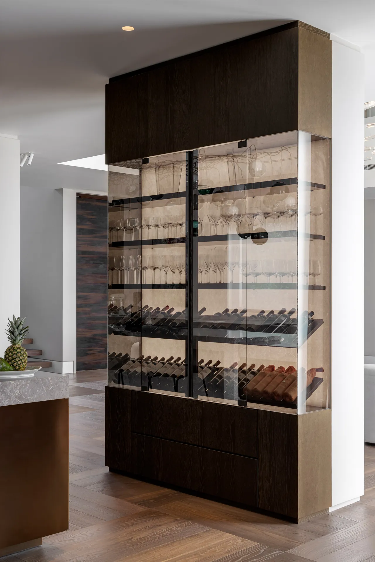 Arclinea Convivium wijnklimaatkast geïntegreerd in PVD brons keukenblok met natuursteen werkblad