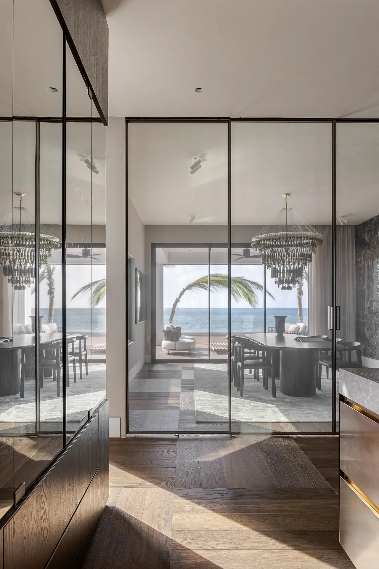 Arclinea Convivium keuken in PVD brons met marmeren werkblad en Tweelink Float hanglamp Italiaans design