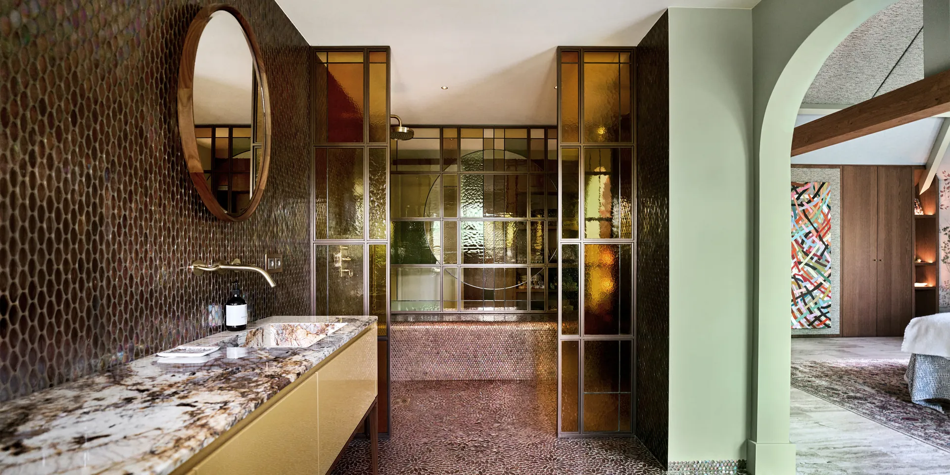 Sicis Neoglass mozaïek badkamer in goud paars en groen met antoniolupi wastafelmeubel expressief marmer en mintgroene boog naar slaapkamer