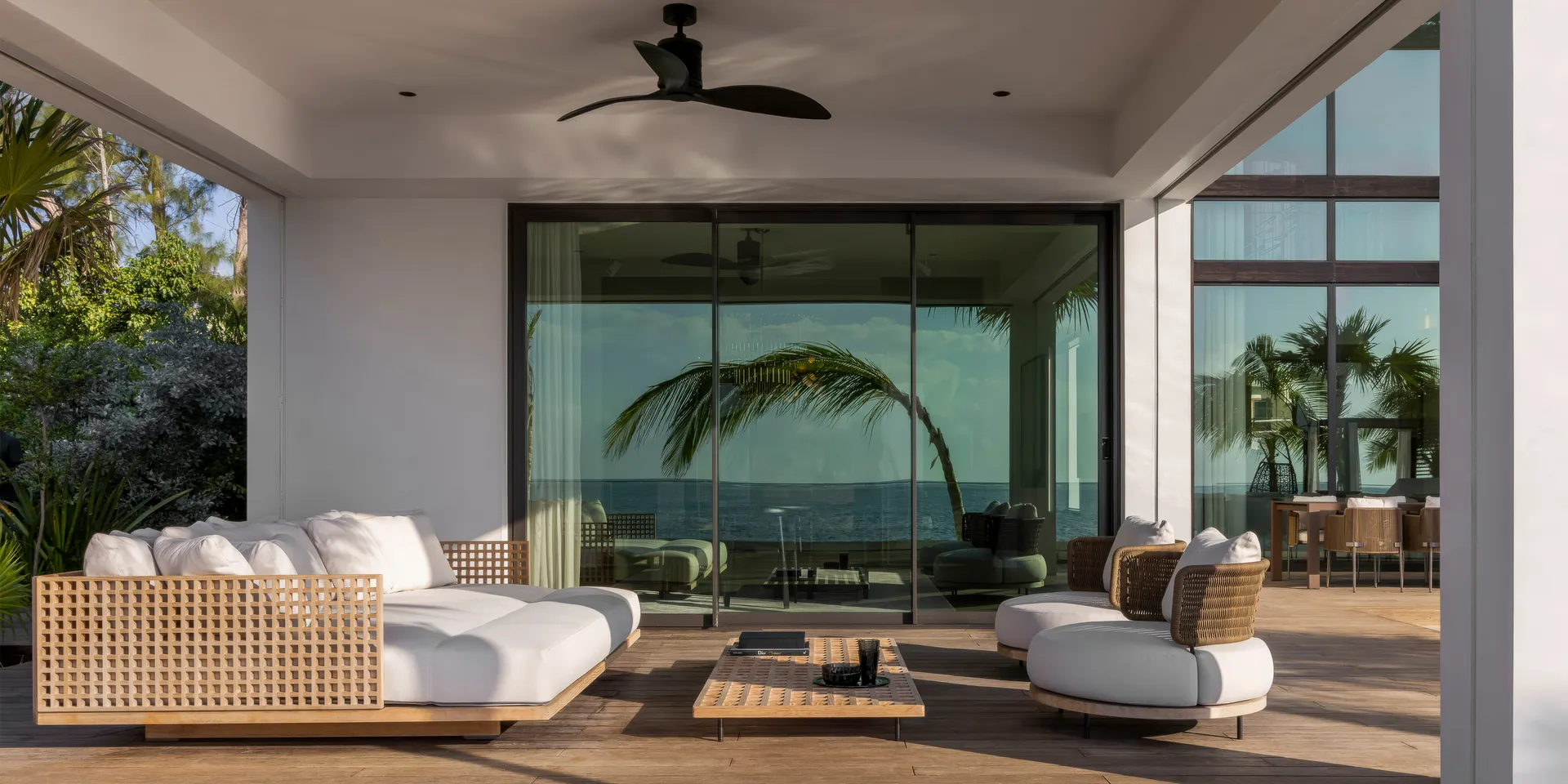 Villa Caribbean terras met loungeset en uitzicht op zee Caribische kust Robert Kolenik design