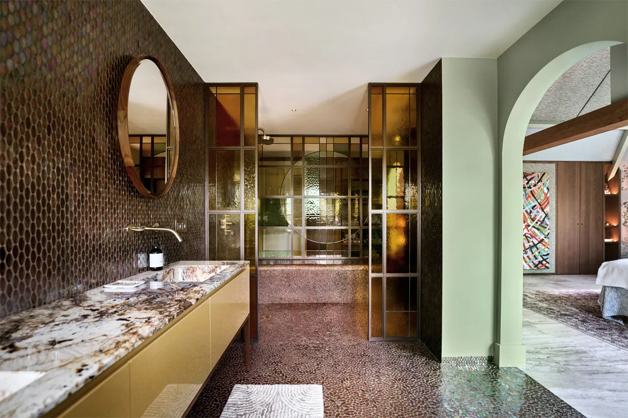 Sicis Neoglass mozaïek badkamer in goud paars en groen met antoniolupi wastafelmeubel expressief marmer en mintgroene boog naar slaapkamer