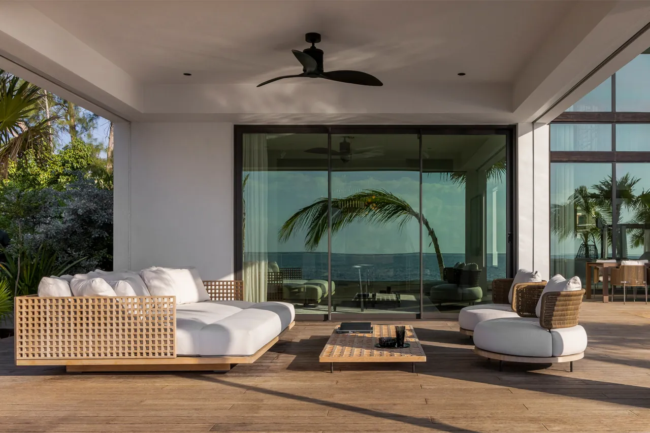 Villa Caribbean terras met loungeset en uitzicht op zee Caribische kust Robert Kolenik design