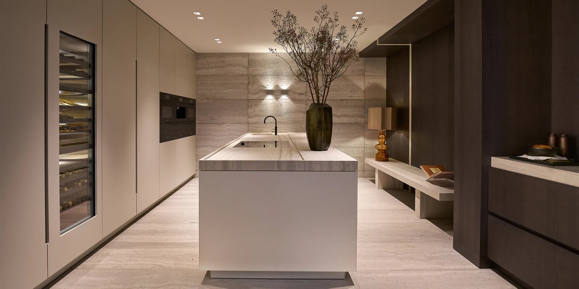 Luxe keuken Eggersmann met travertin werkblad, houten kasten en geïntegreerde wijnklimaatkast