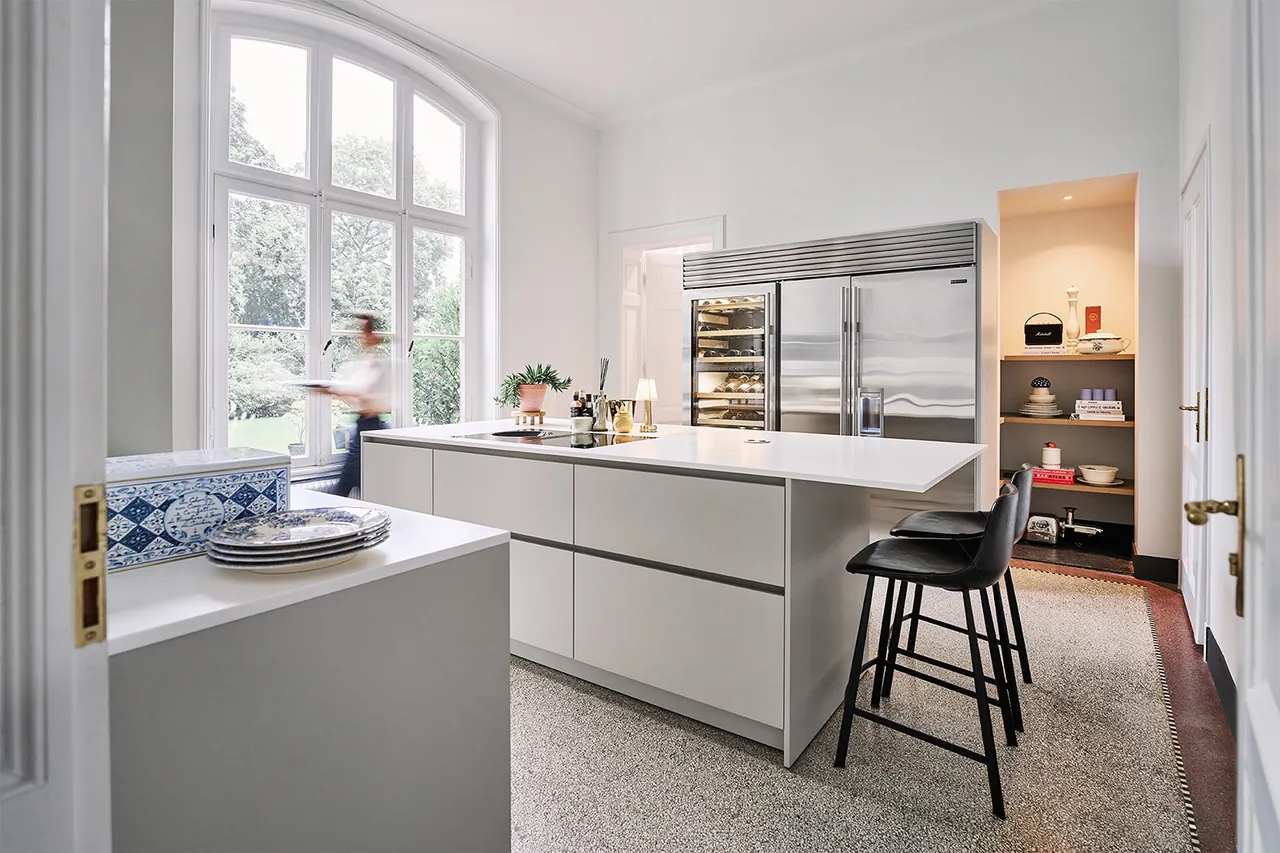 Eggersmann keuken in lichtgrijs met wit Corian werkblad monumentaal herenhuis Utrecht