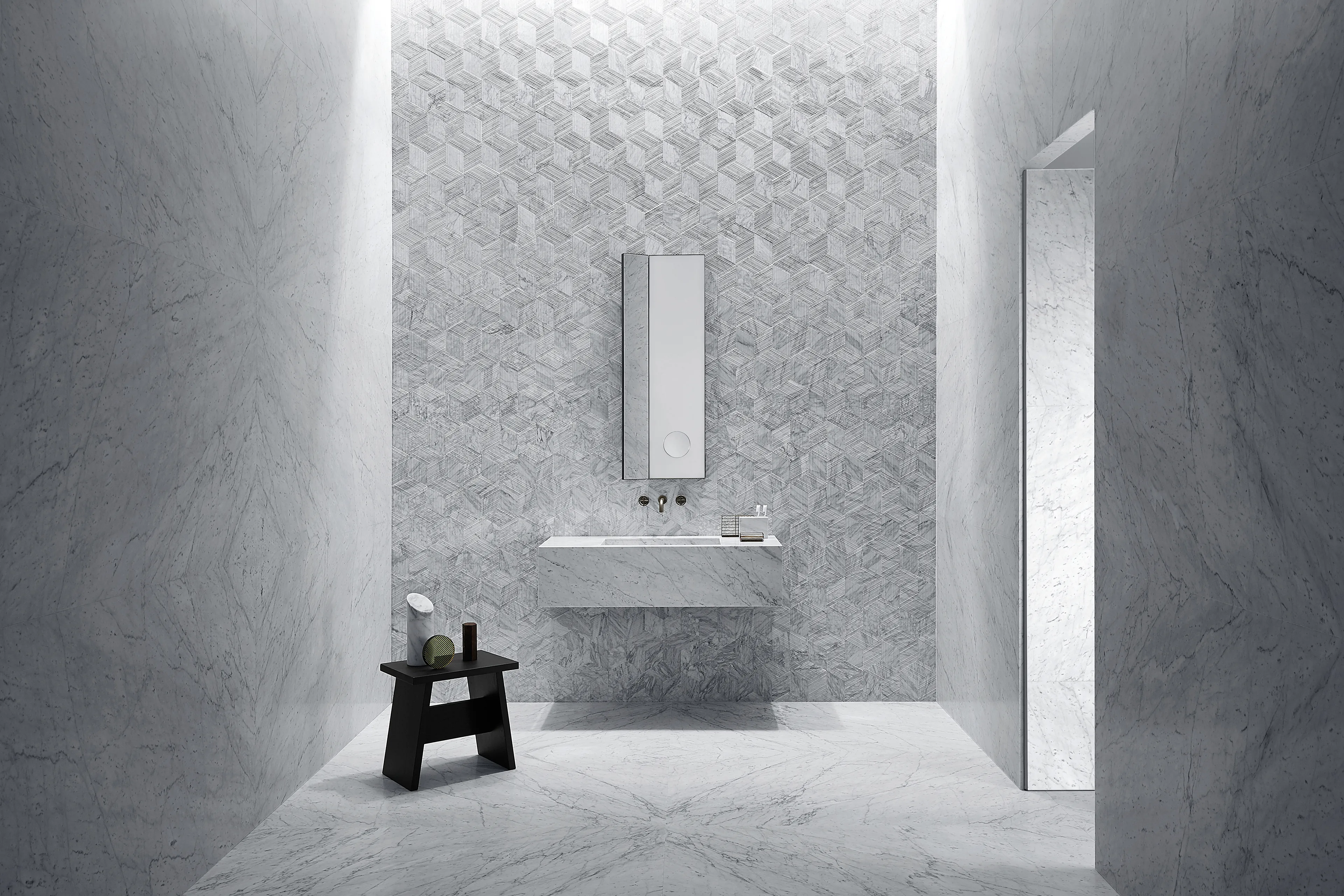 Salvatori Romboo wandbekleding in Bianca Carrara met Stiletto wastafel en Archimede spiegel Italiaans natuursteen