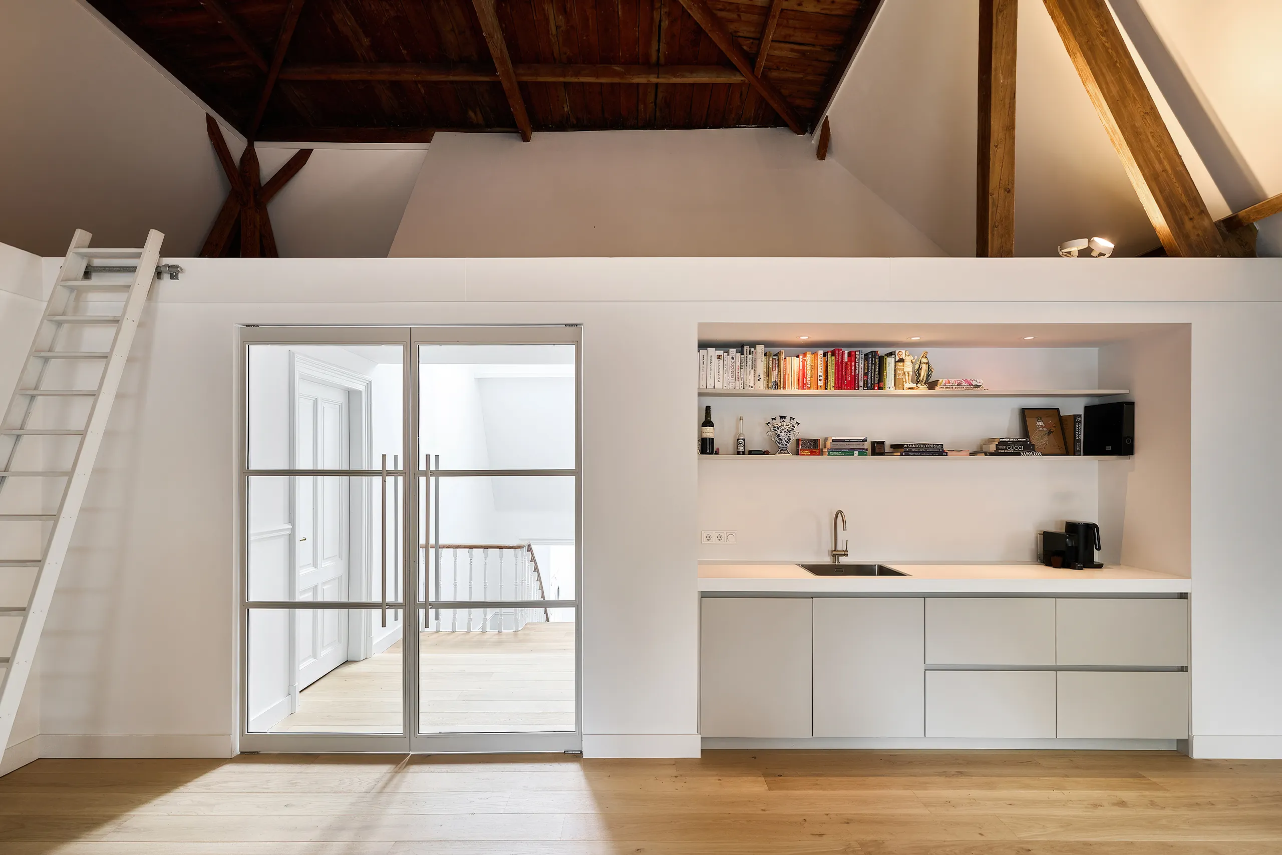 Eggersmann pantry op zolder met grijze greeploze fronten wit werkblad minimalistisch design Duits maatwerk compacte keukenoplossing