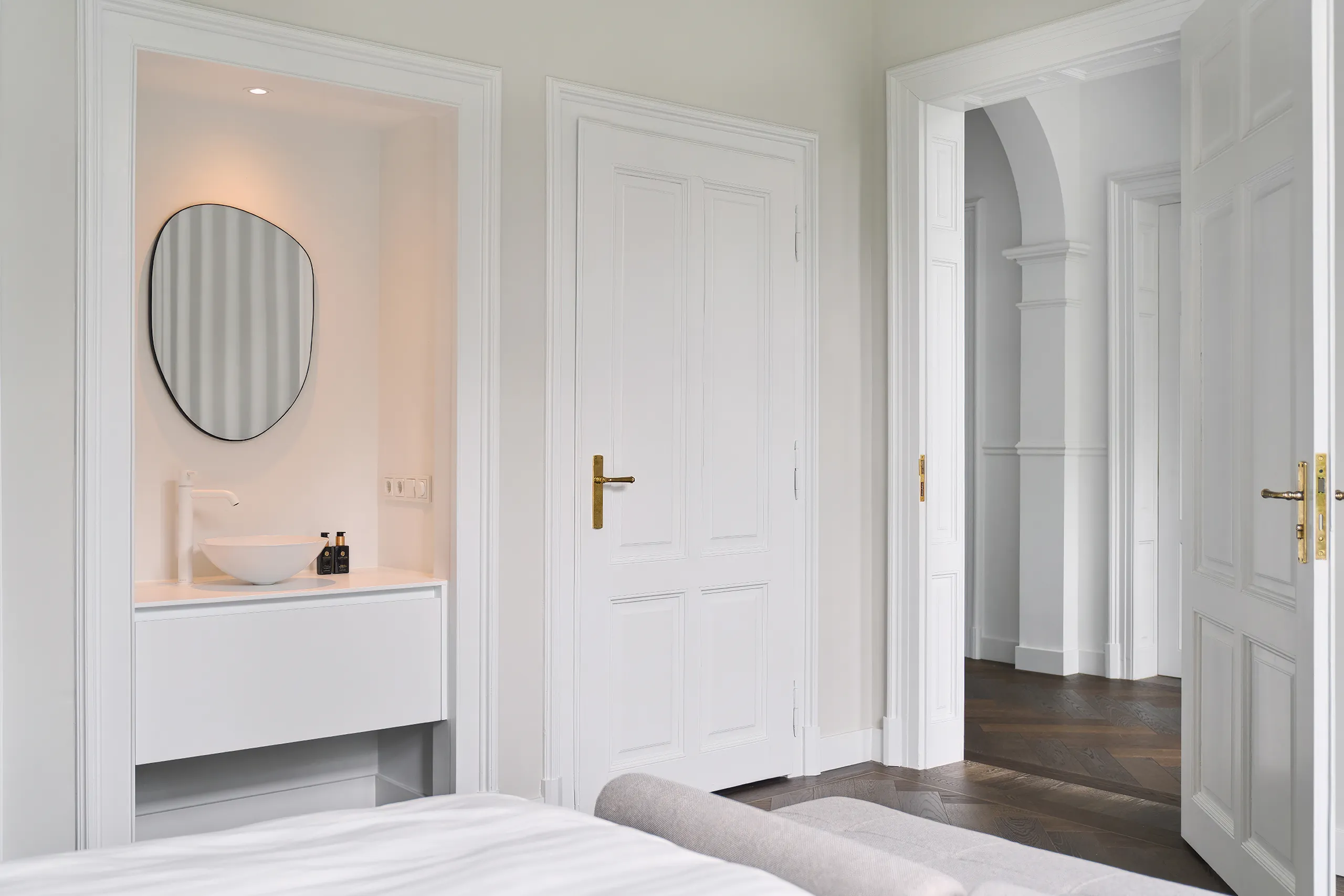 Fantini wastafel met witte keramische opzetkom op slaapkamer Italiaans kranendesign minimalistische vormgeving