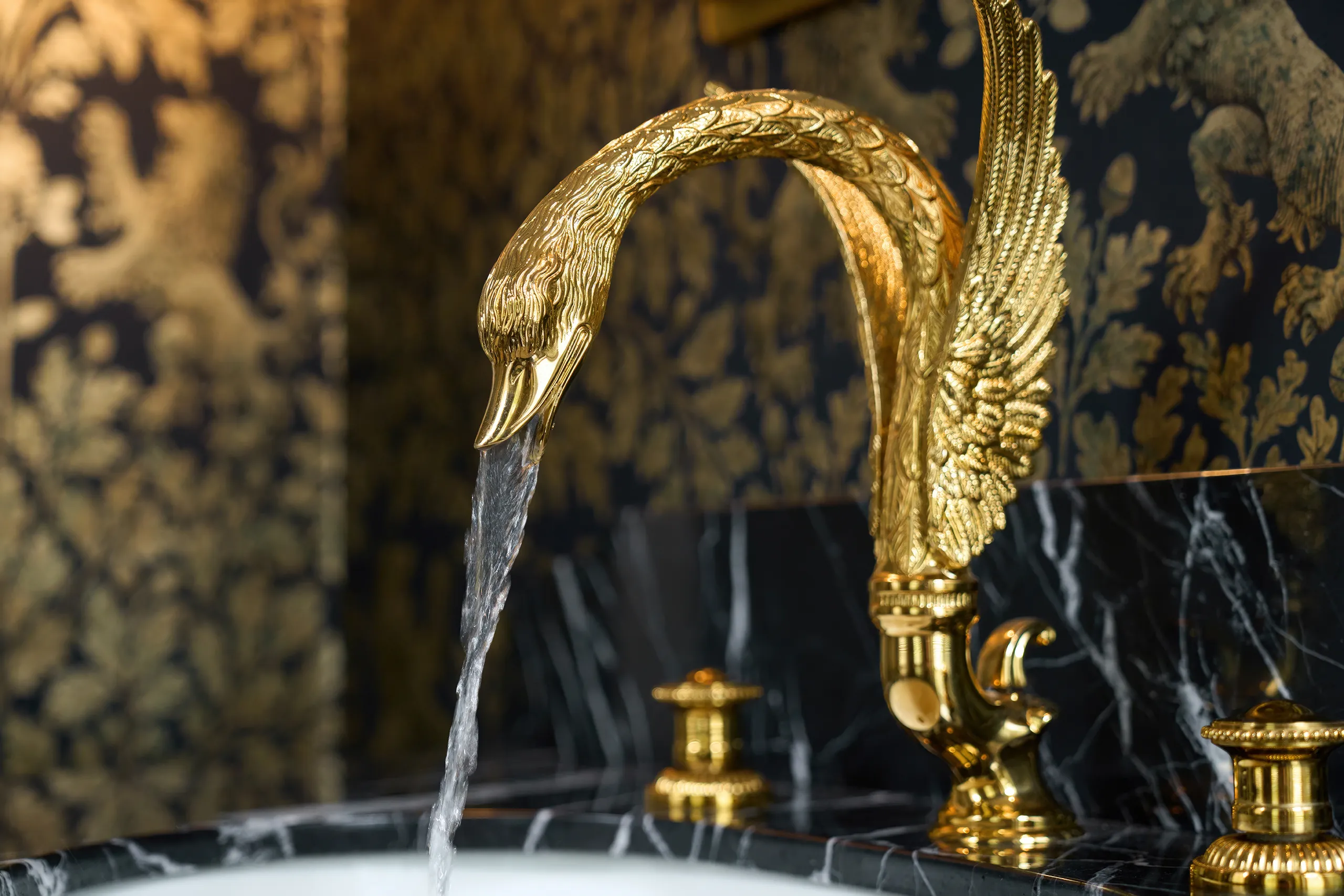 THG Paris Cygne G31 zwanenkraan in 24kt goud met marmeren wastafel en klassiek behang Franse luxe vakmanschap handafwerking