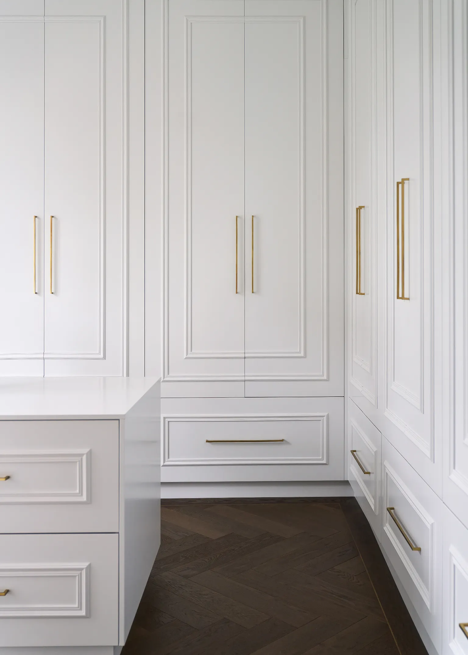 Visgraat houten vloer in klassieke hal met sierlijk lijstwerk warme houtkleur natuurlijke textuur karakteristieke traditionele uitstraling