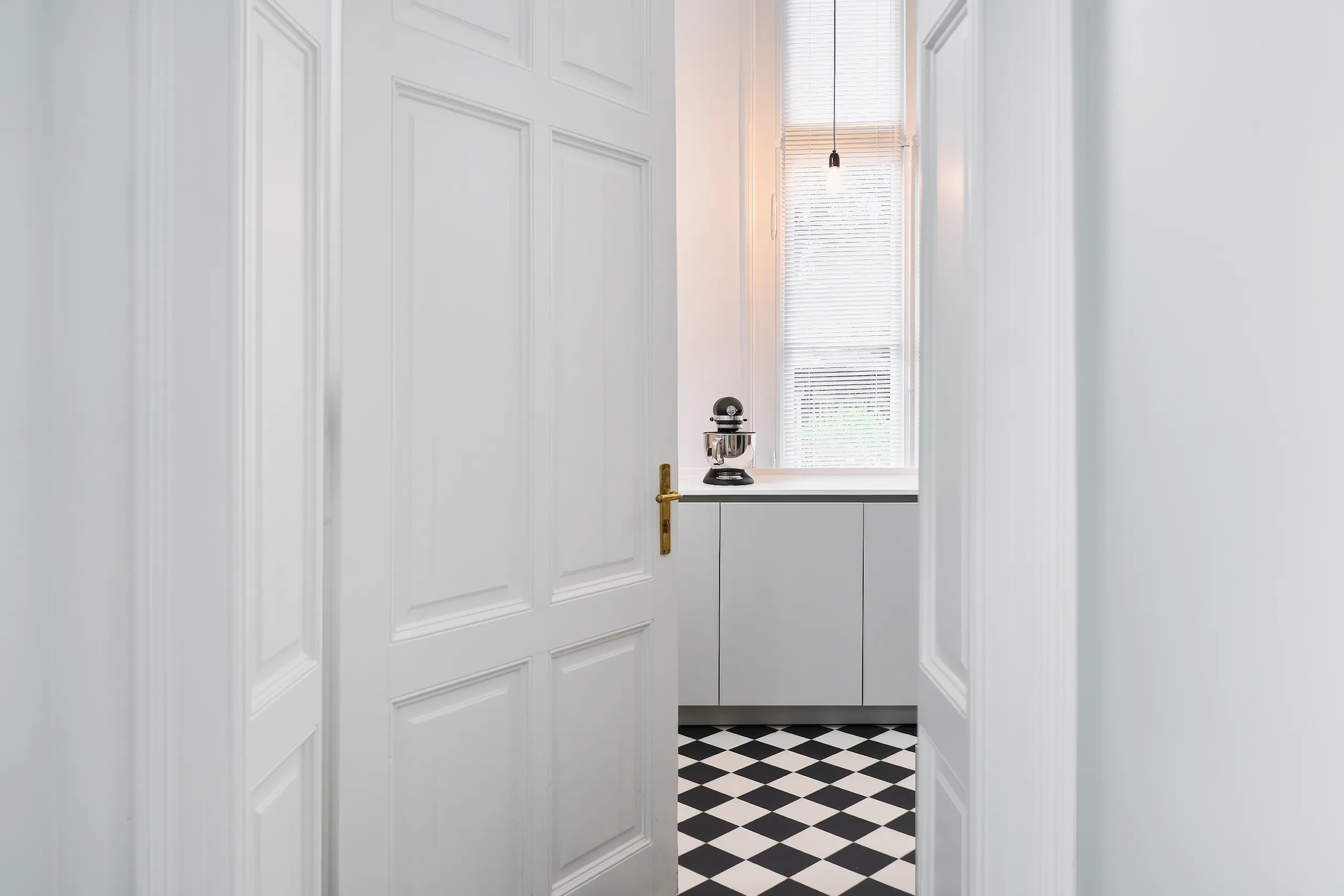 Eggersmann bijkeuken met zwart-wit geblokte vloertegels greeploos design Duits maatwerk