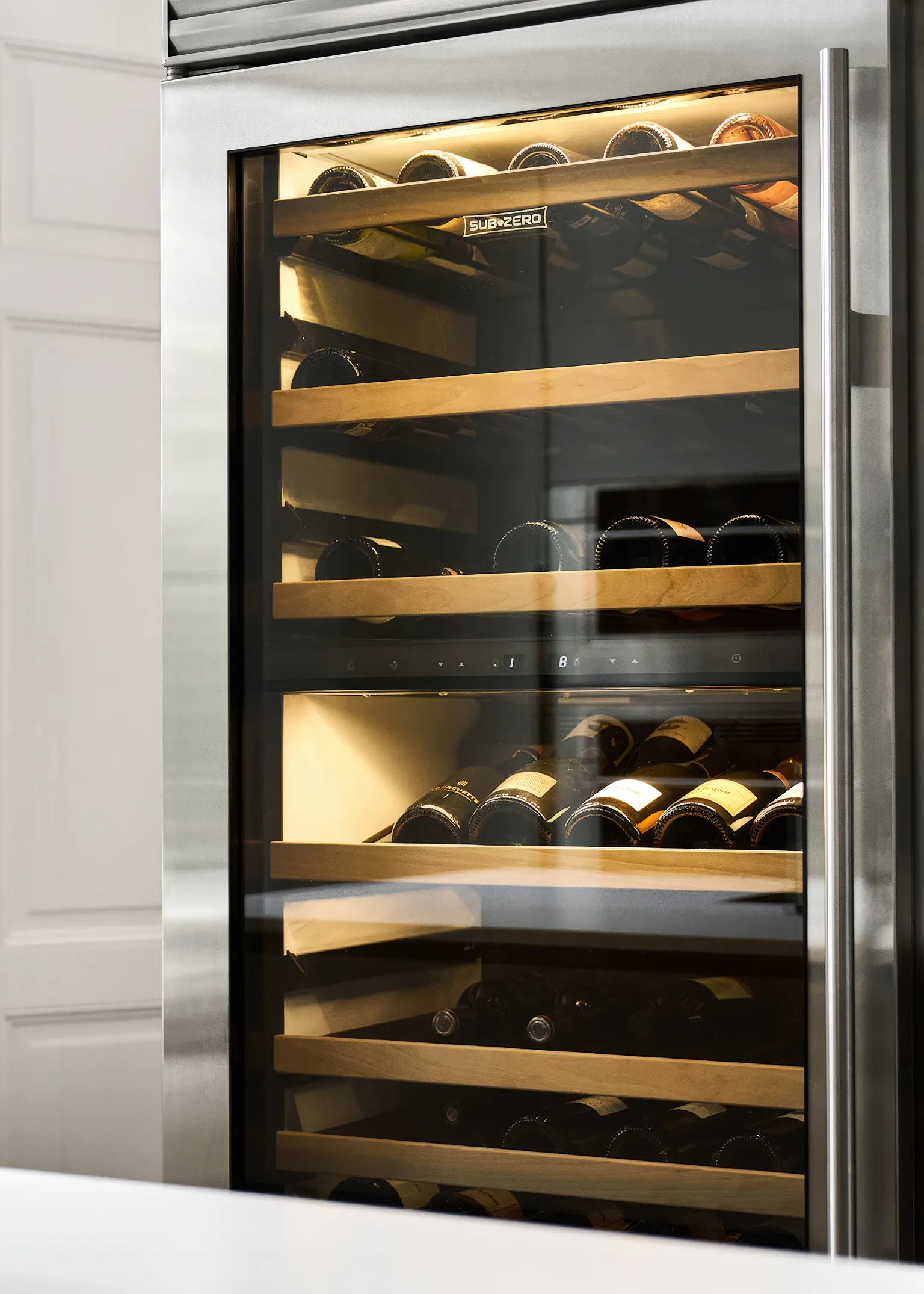 Sub-Zero wijnklimaatkast in roestvrijstaal met dubbele temperatuurzones professionele koeling Amerikaanse precisietechniek