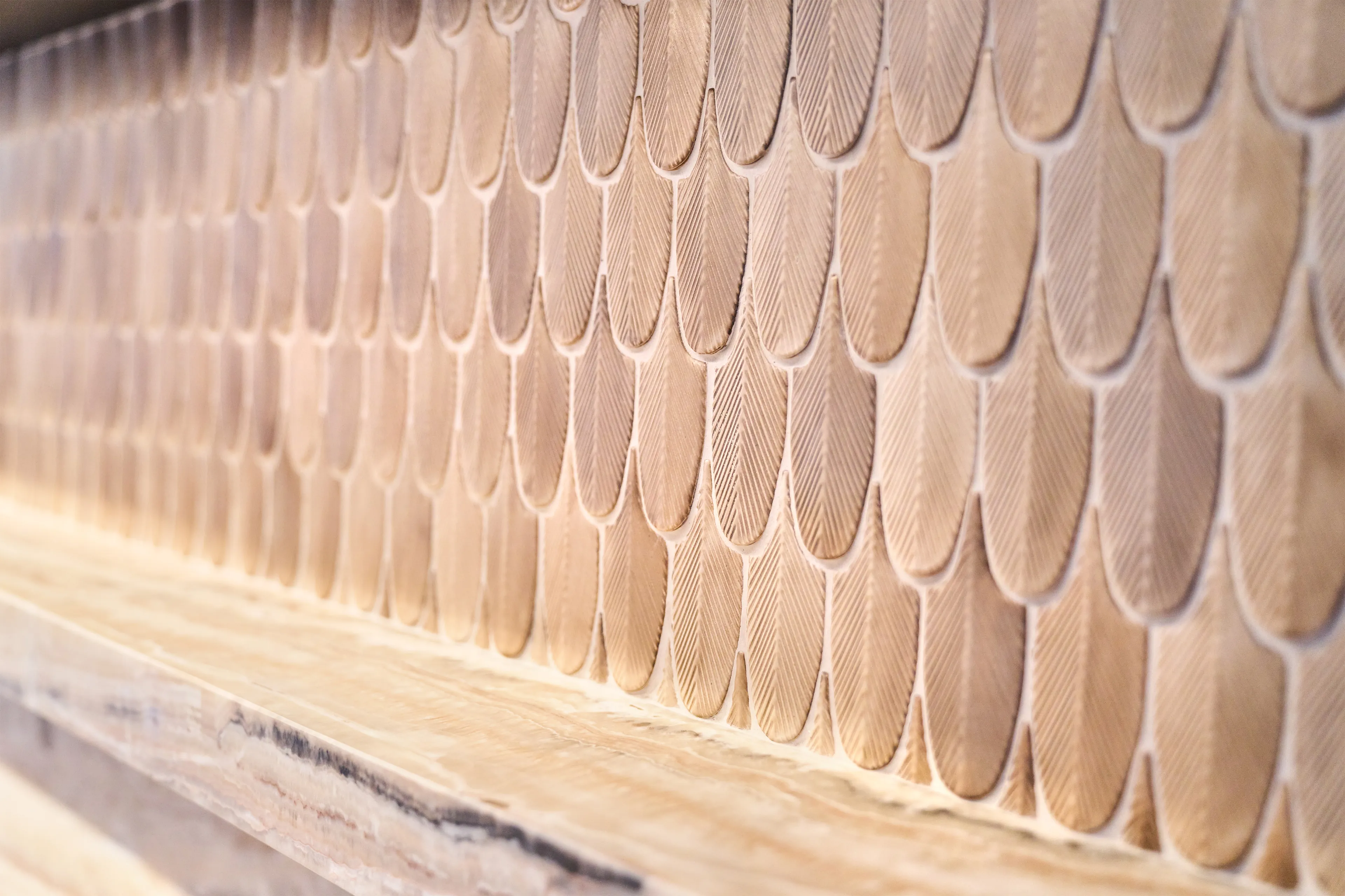 Botteganove Plumage mozaïektegel met driedimensionaal veermotief handgemaakt keramiek uit Nove sinds 2013